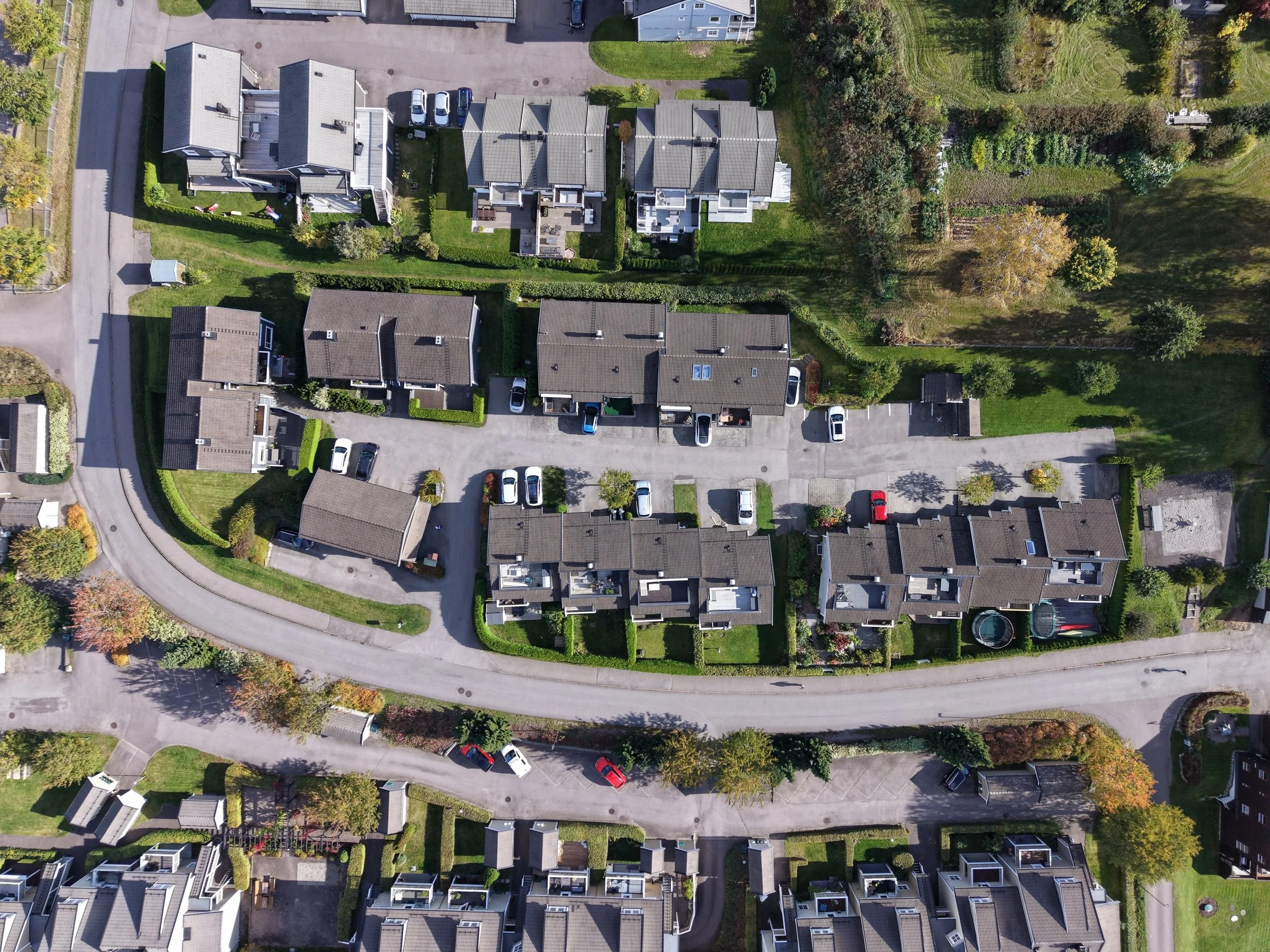 Dronebilde av rekkehus i boligsameie sett ovenfra
