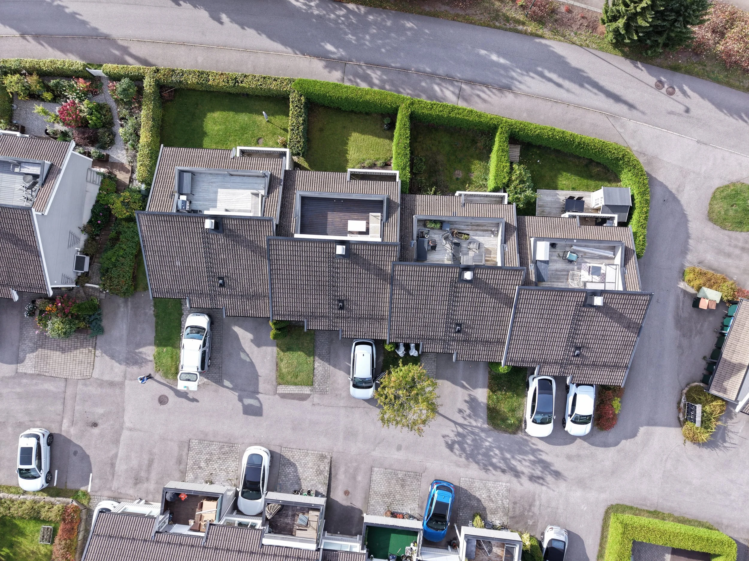 Dronebilde av rekkehus i sameie sett rett ovenfra