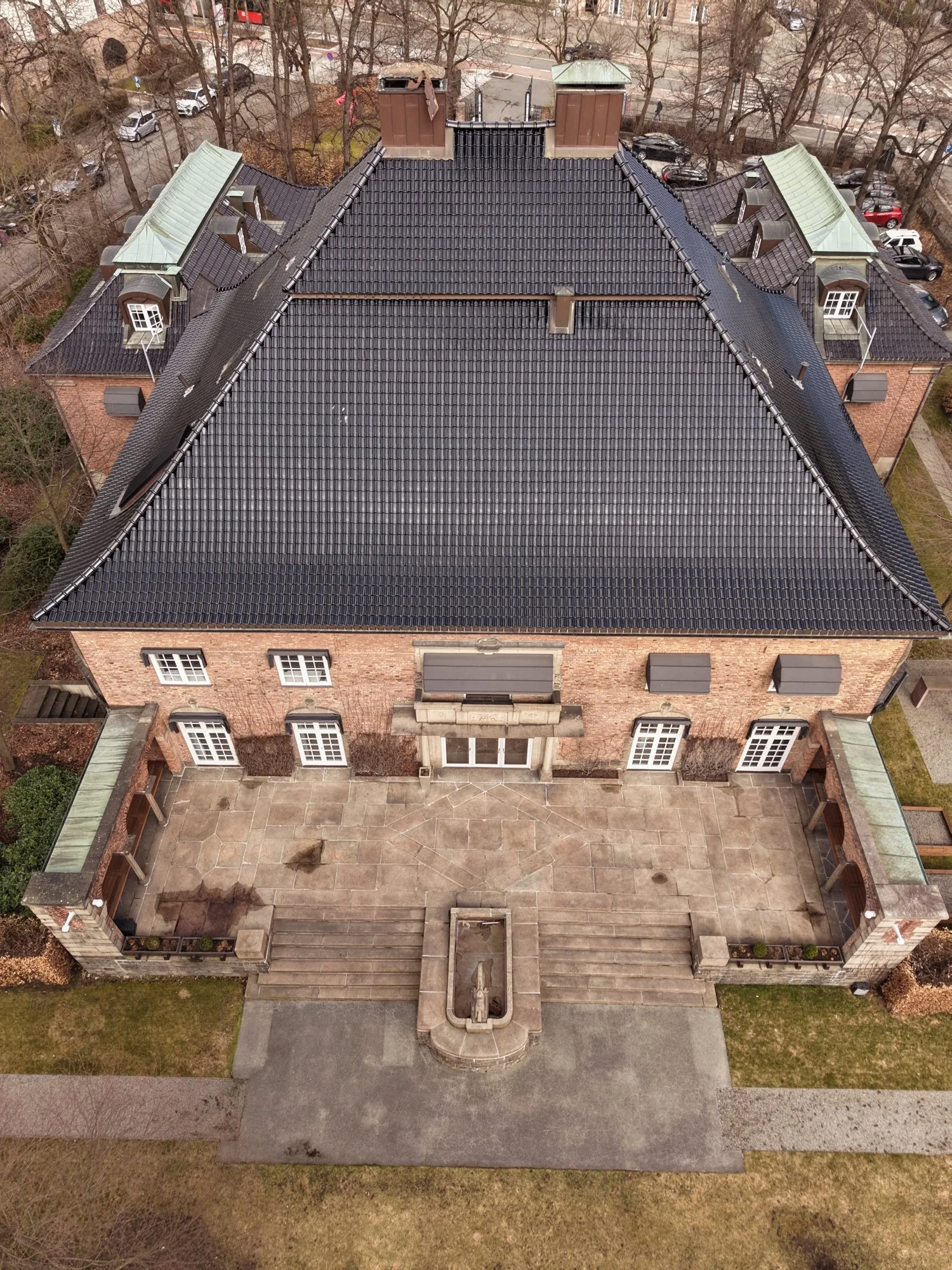 Dronebilde av tak på eldre murbygg sett ovenfra