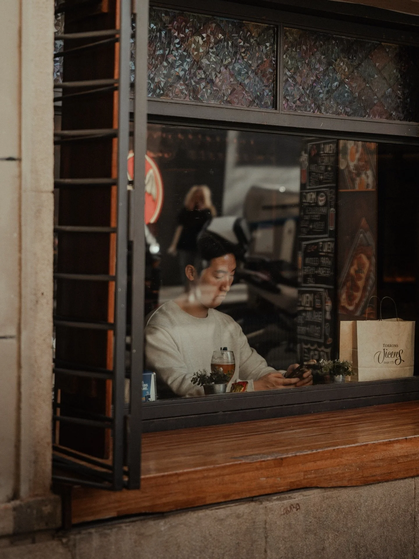 Pocas veces cojo la c&aacute;mara y salgo por Barna a ver qu&eacute; me muestra la ciudad, creo que tengo que dejar que me cuente historias m&aacute;s a menudo!

#bcn #Barcelona #streetphotography #streetphotos #tones