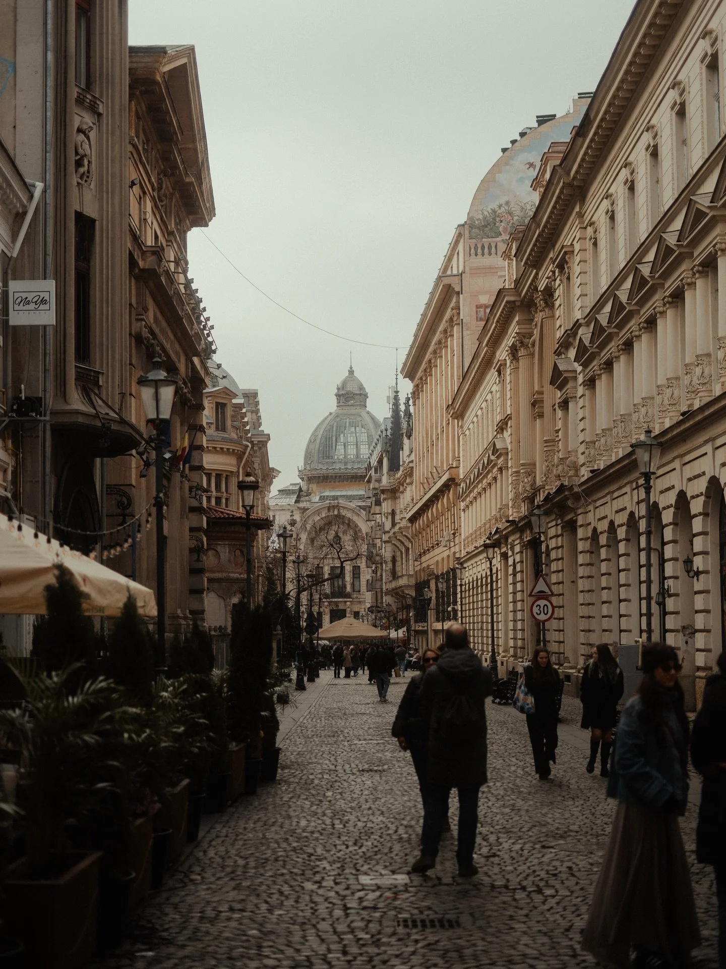 De repente me he enganchado a Dan Brown, que os parece. 
Mirando fotos de Bucarest he imaginado que podr&iacute;a ser un escenario perfecto para alguna de sus historias, de hecho me imagino a Rober Langdon correteando buscando pistas a la desesperada