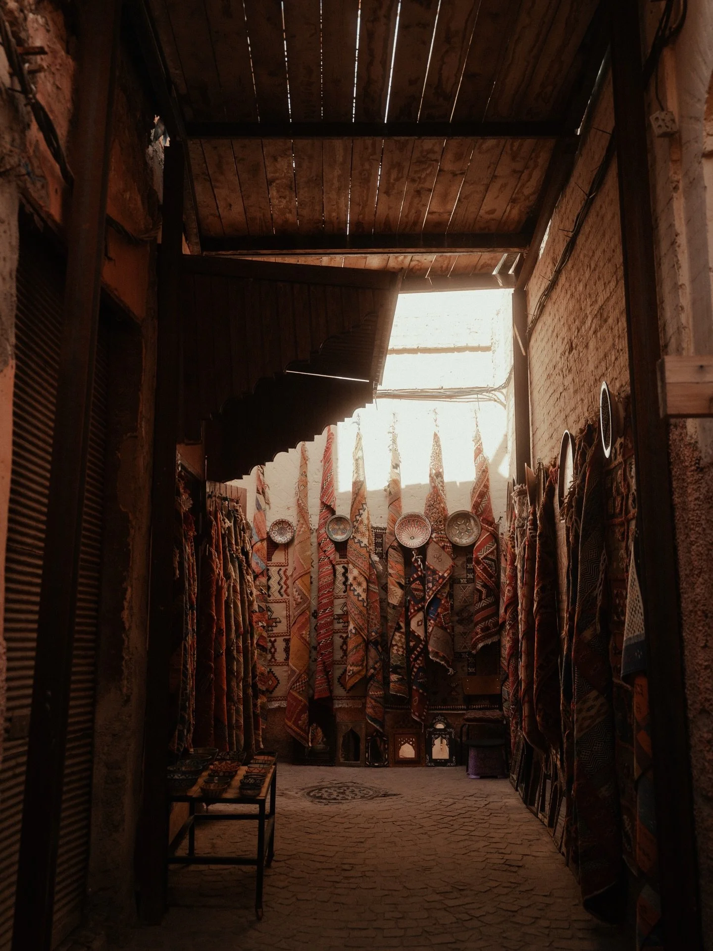 Luces, texturas y alfombras en alguna calle perdida por la Medina de Marrakech.

#travelphoto #photographer #photography #marrakechphotography #travelphotography