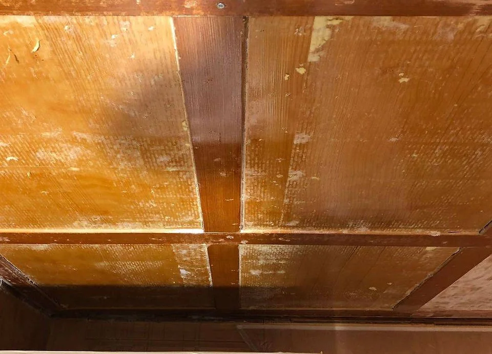 Holztüren, die alt, abgenutzt und teilweise verfärbt sind, im Innenraum.