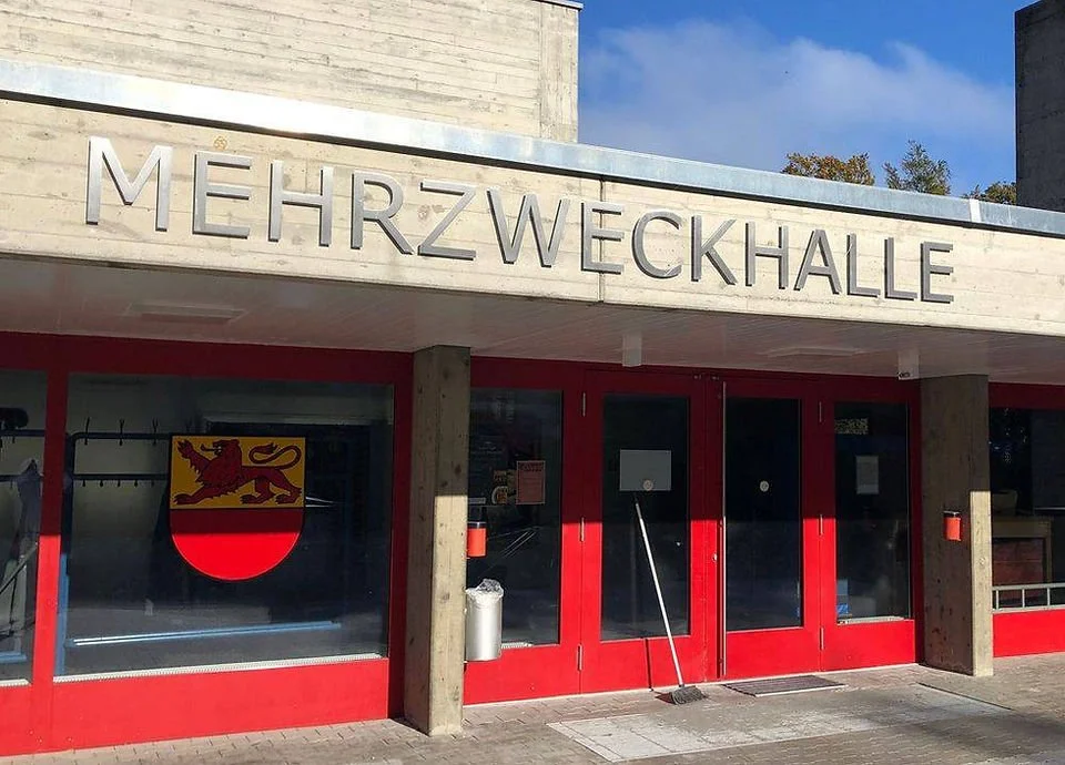 Mehrzweckhalle Fahrwangen, Die Porthalle hat große rote Türen.