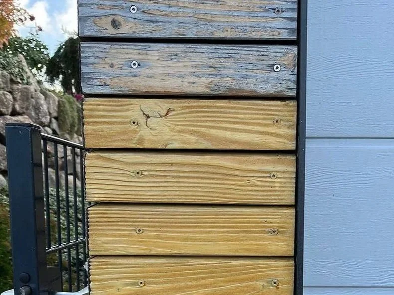 Holzbehandlung an einer Holz-Fassade. Vor und Nach der Behandlung deutlich sichtbar.