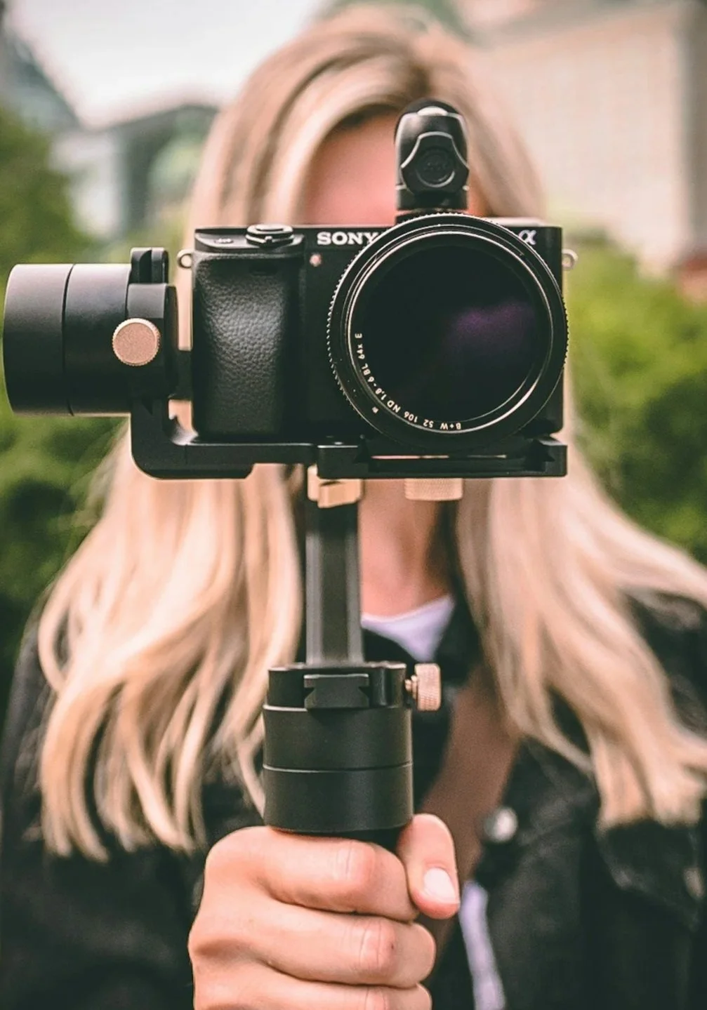 Videograf fra BB Content filmer innhold til bedrift med profesjonelt kamera under en månedlig opptaksdag.