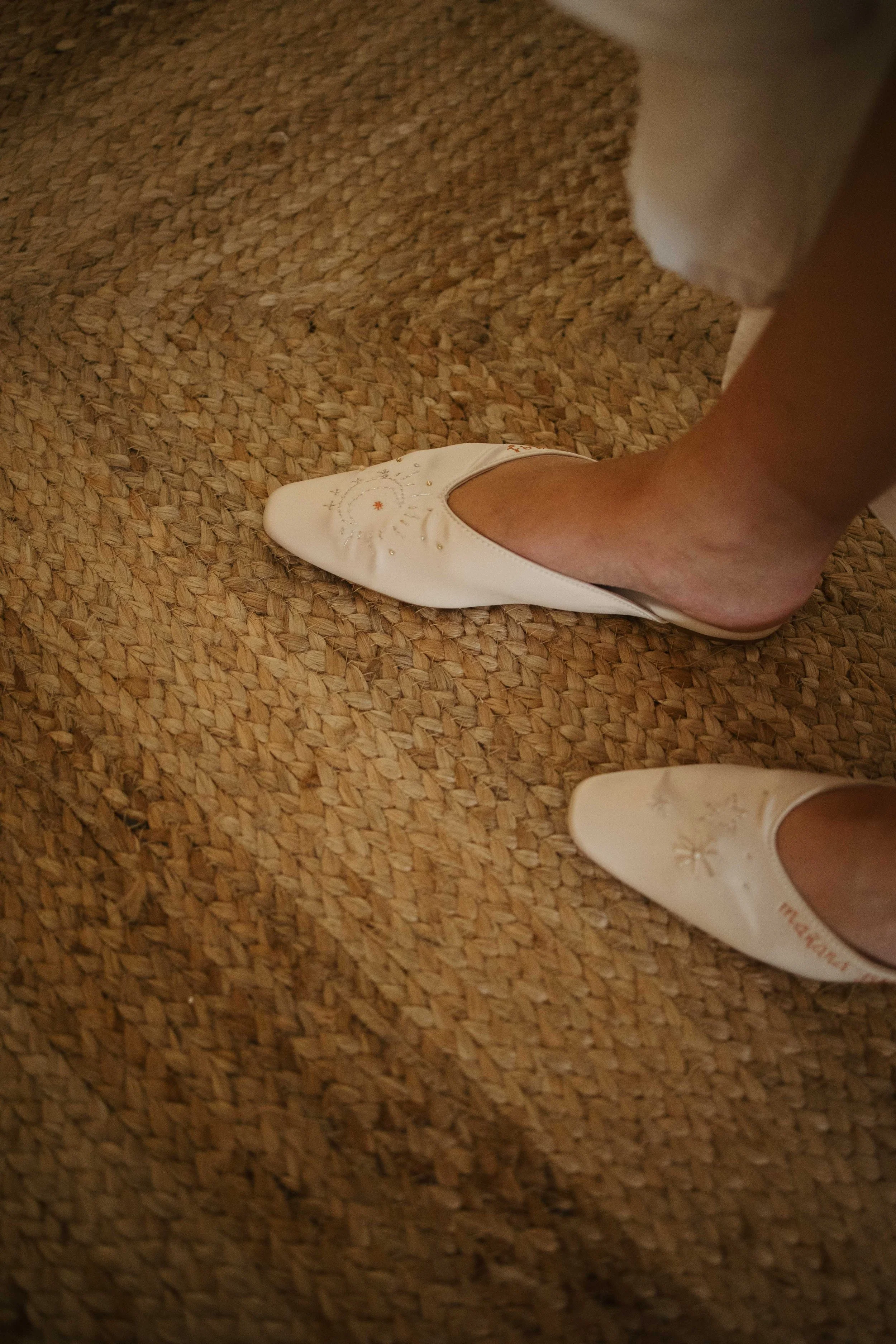 Zapatilla destalonada Bordada a mano