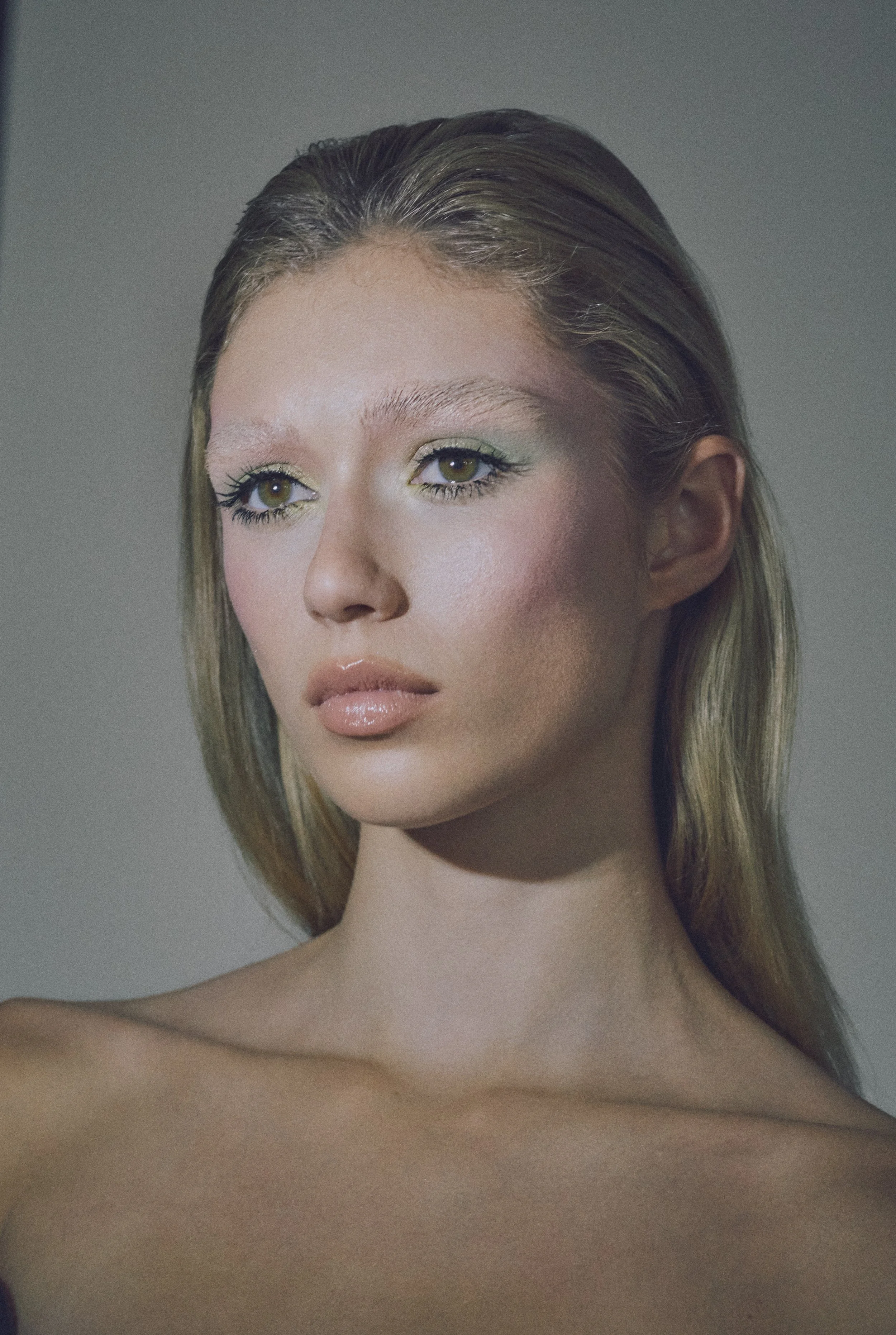 Professional editorial artistry by Andrea van den Houten. A curated portfolio of high-end beauty, blending technical precision with a modern international aesthetic.