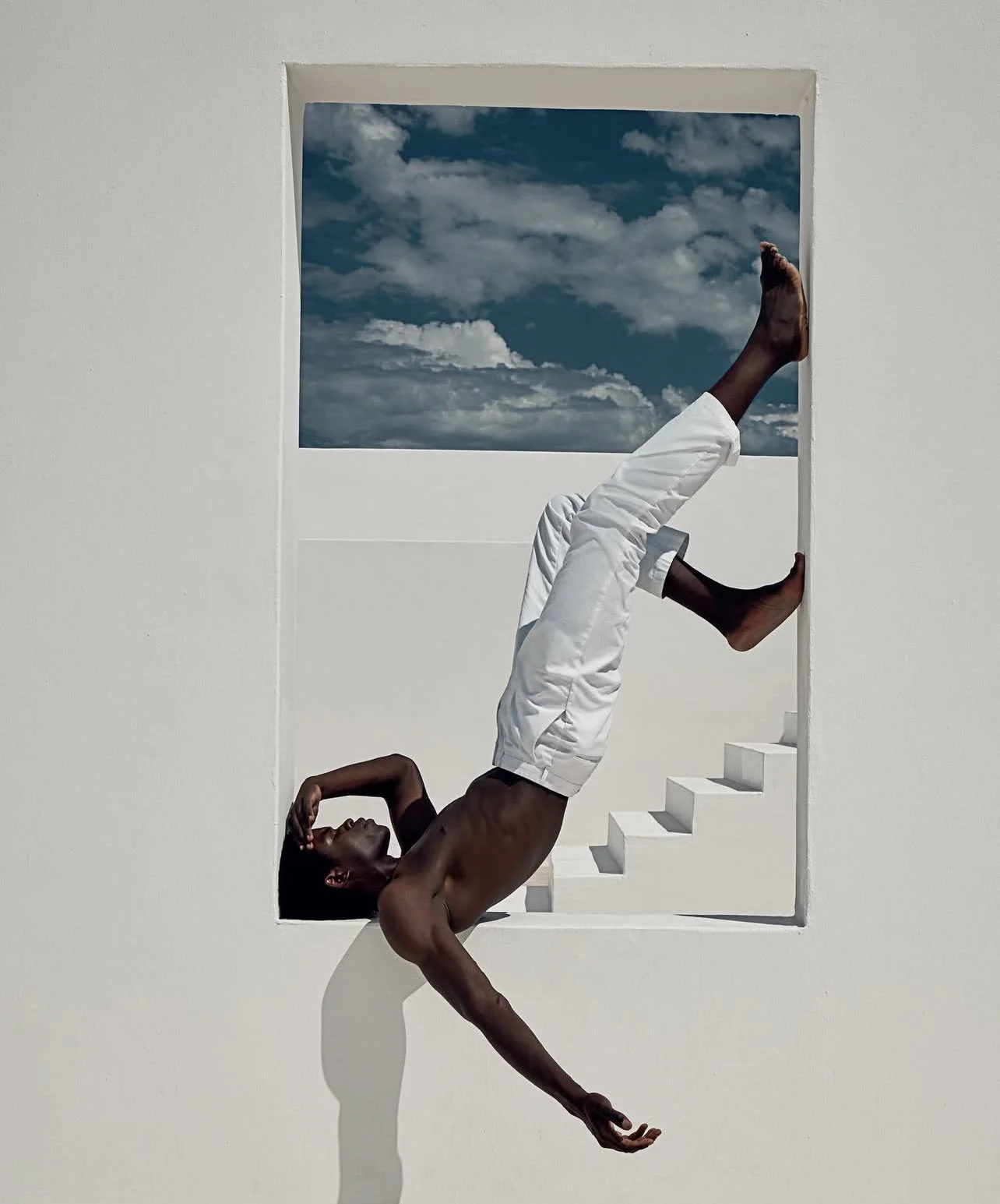 International makeup artist Andrea van den Houten providing expert on-set artistry. A behind-the-scenes look at the refined, high-end application process for editorial and fashion clients.
