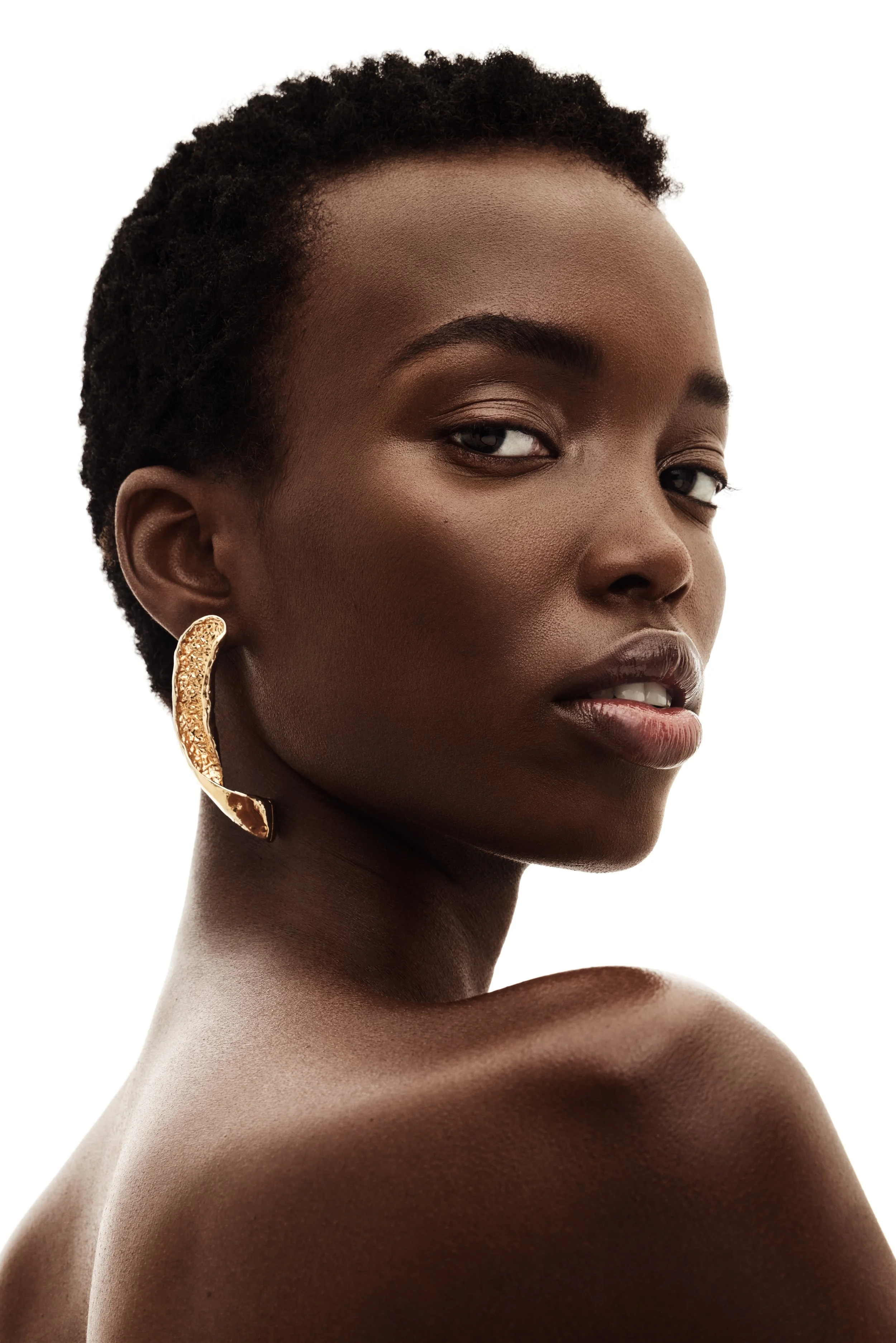 Professional fashion makeup artistry by Andrea van den Houten, showcasing a refined editorial aesthetic and technical mastery for high-end industry collaborations and global fashion campaigns.