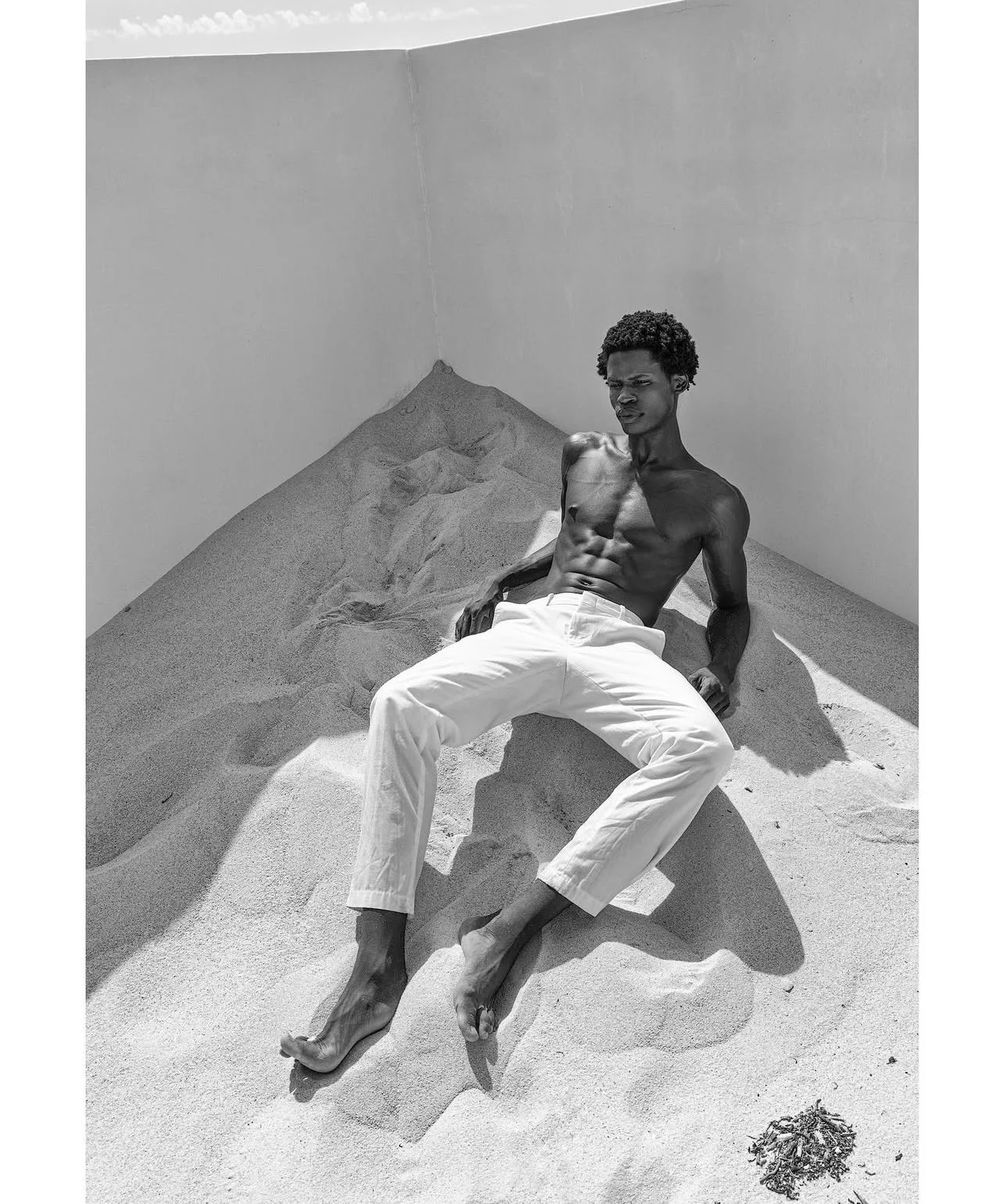 International makeup artist Andrea van den Houten providing expert on-set artistry. A behind-the-scenes look at the refined, high-end application process for editorial and fashion clients.
