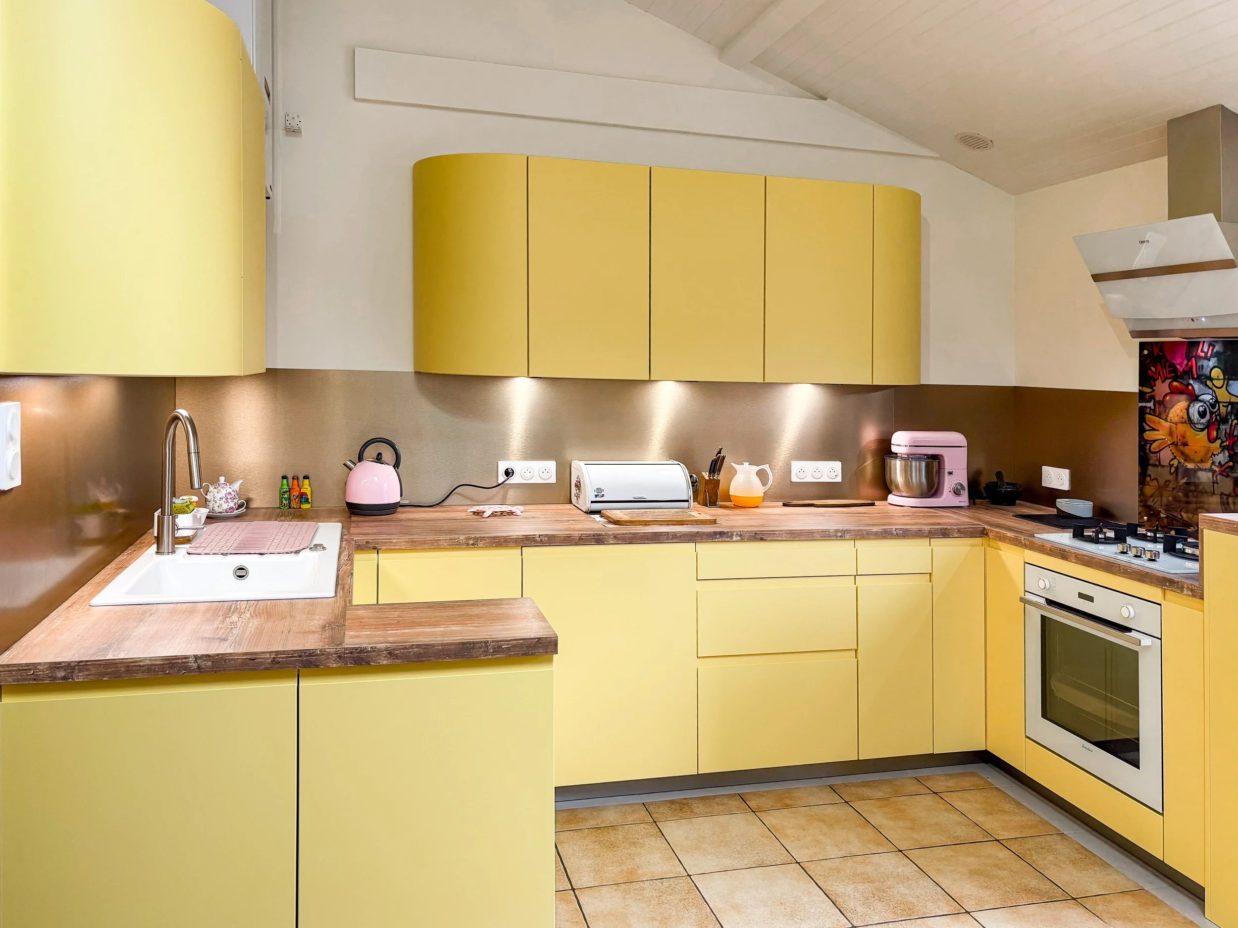 Cuisine atypique retro aux formes arrondies