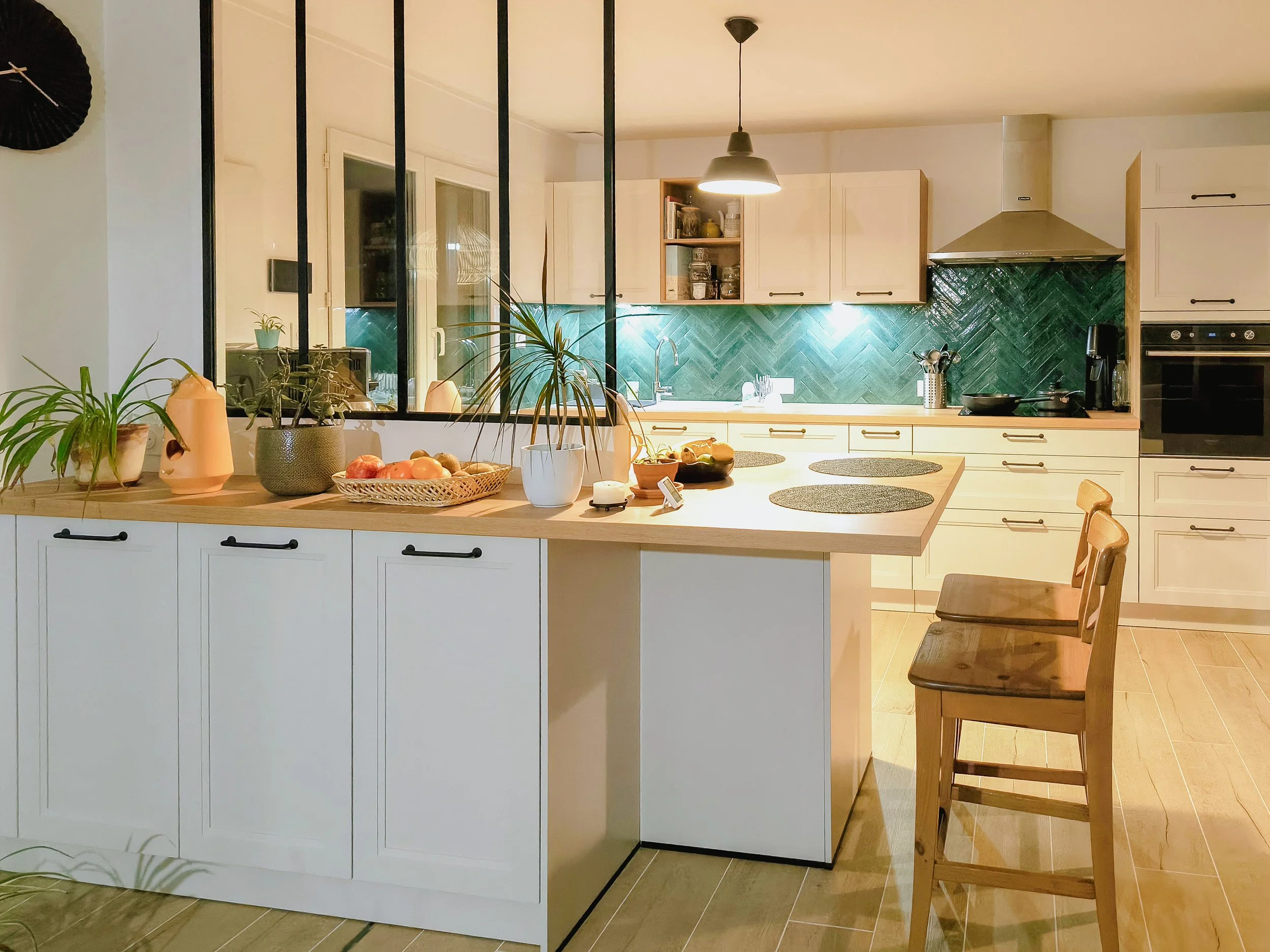 Cuisine à cadre avec coin repas