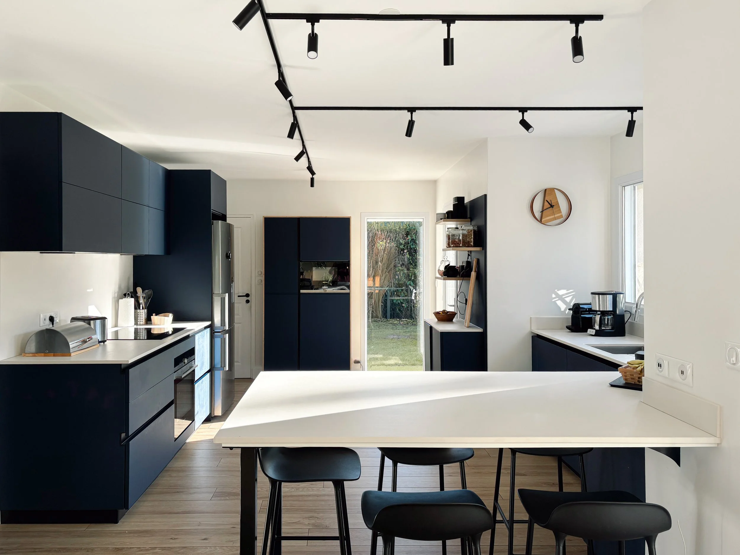 Cuisine design et ergonomique avec angles et ouvertures complexes