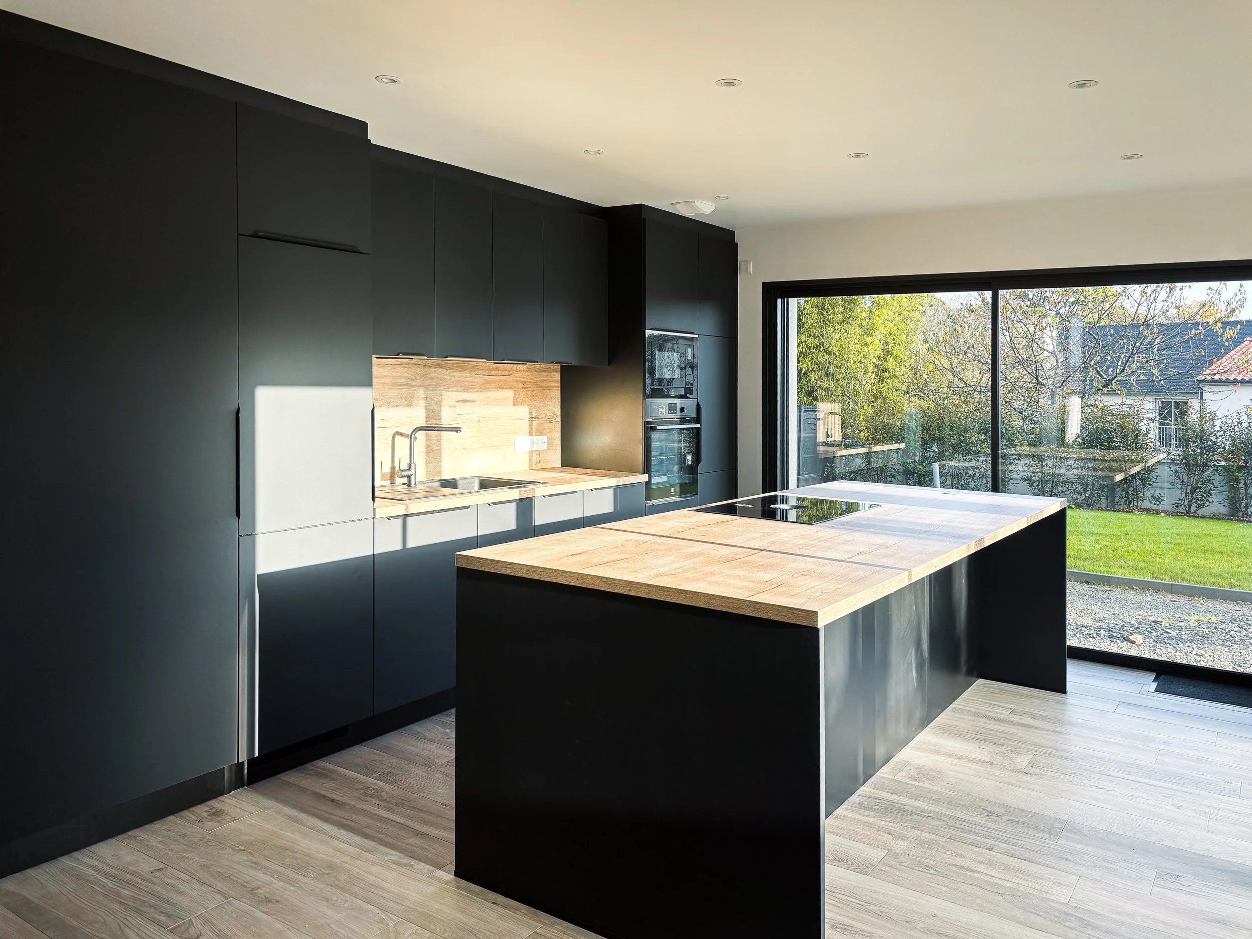 Cuisine îlot avec porte dérobée sur cellier - La Chapelle sur Erdre