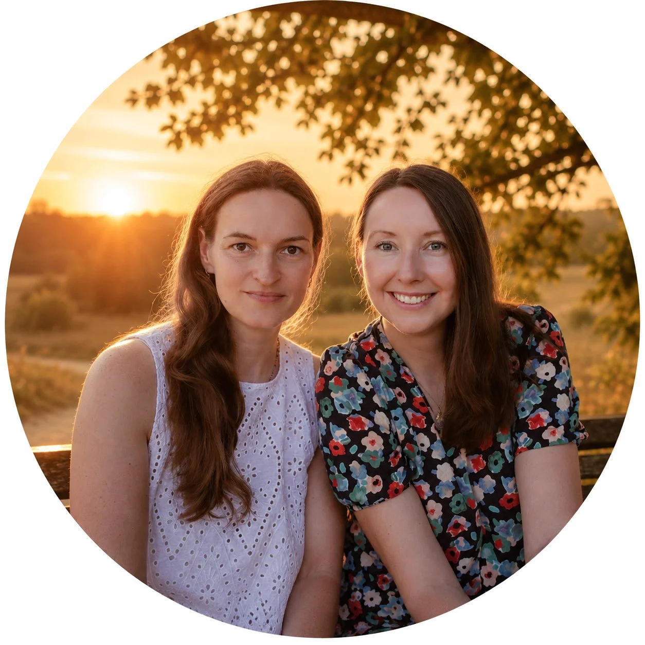 Wir sind Juliane & Franziska  - Co-Kreatorinnen von AtheraShift.