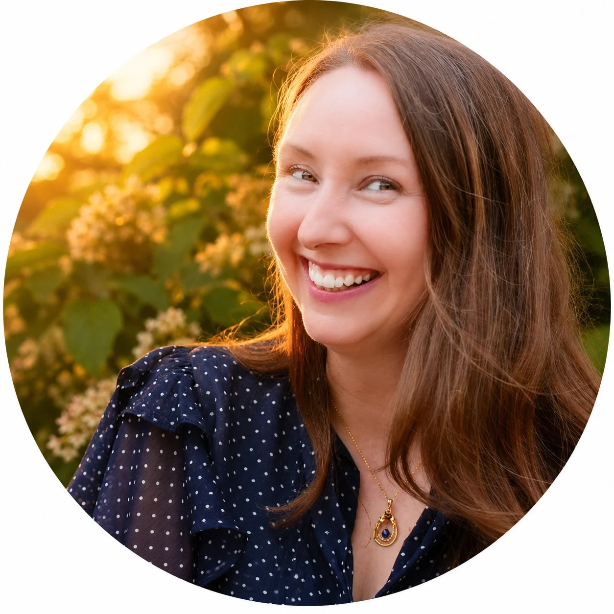 Das AtheraShift Retreat Team begleitet Frauen in Bewusstseinsarbeit, Körperarbeit, Energiearbeit und Verkörperung - Franziska Boemer.