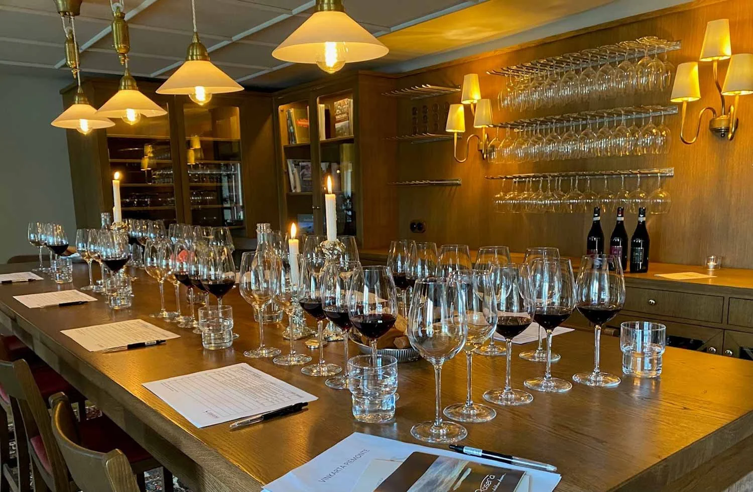 Bild av några beigea, mjuka grässtrån eller växter som liknar pampasgräs.