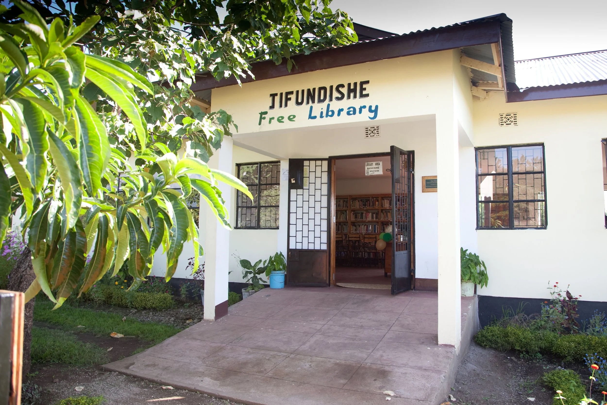 Front image of Jifundishe's free library.