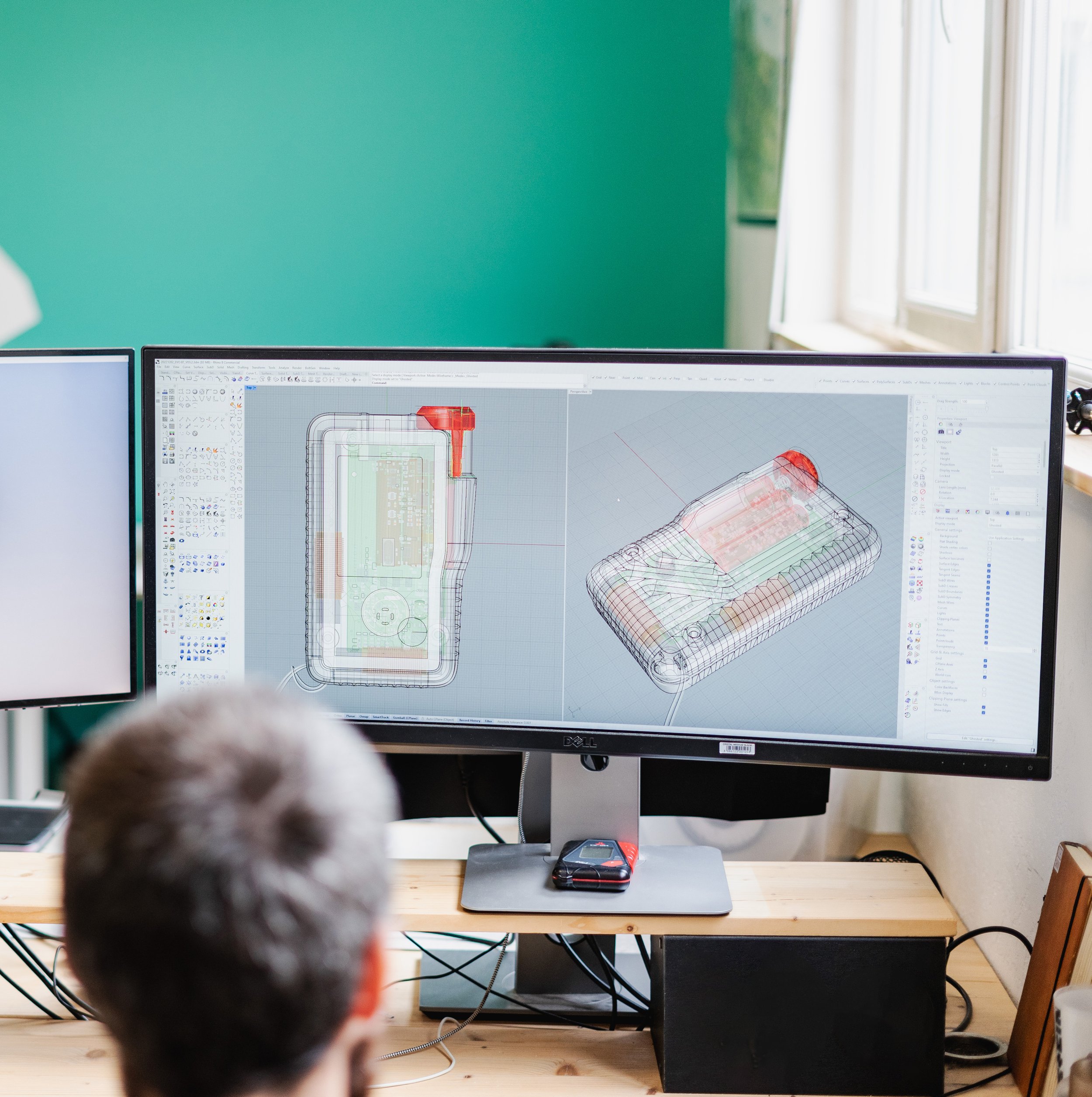 Photo d'un écran d'ordinateur montrant un logiciel 3D dans lequel a été conçu le dernier DVA Arva Evot BT.