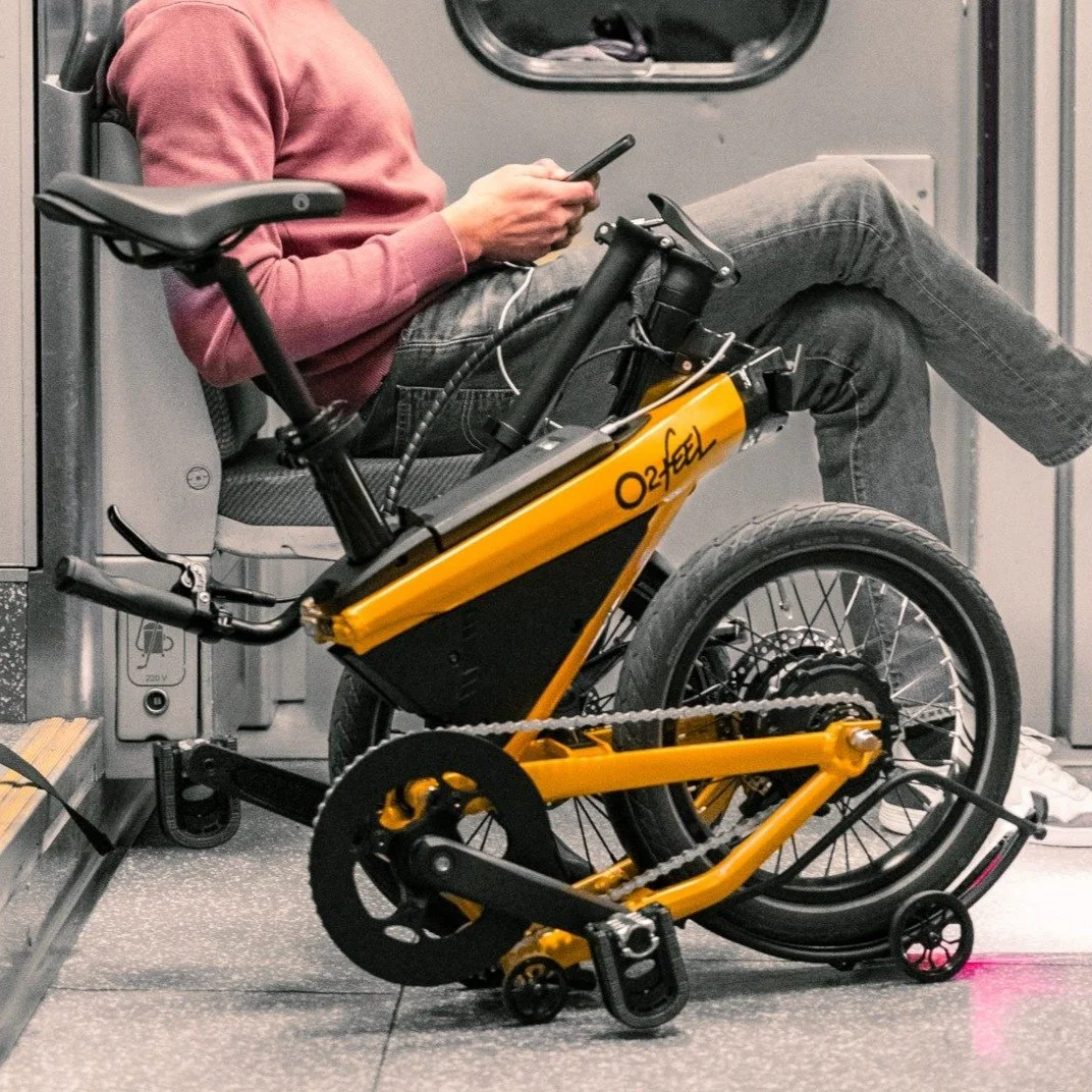 Utilisation du du vélo pliant 16' O2 Feel JIm en position pliée dans le train, avec un maximum de compacité.