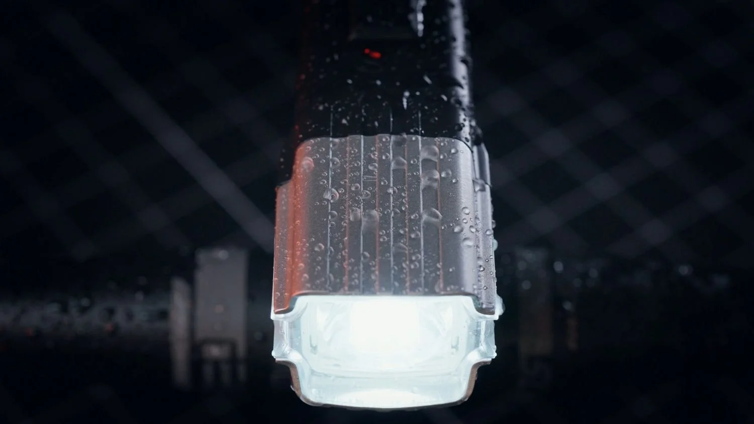 Photo zoomée de la lampe Zefal Supervision et de sa partie avant.