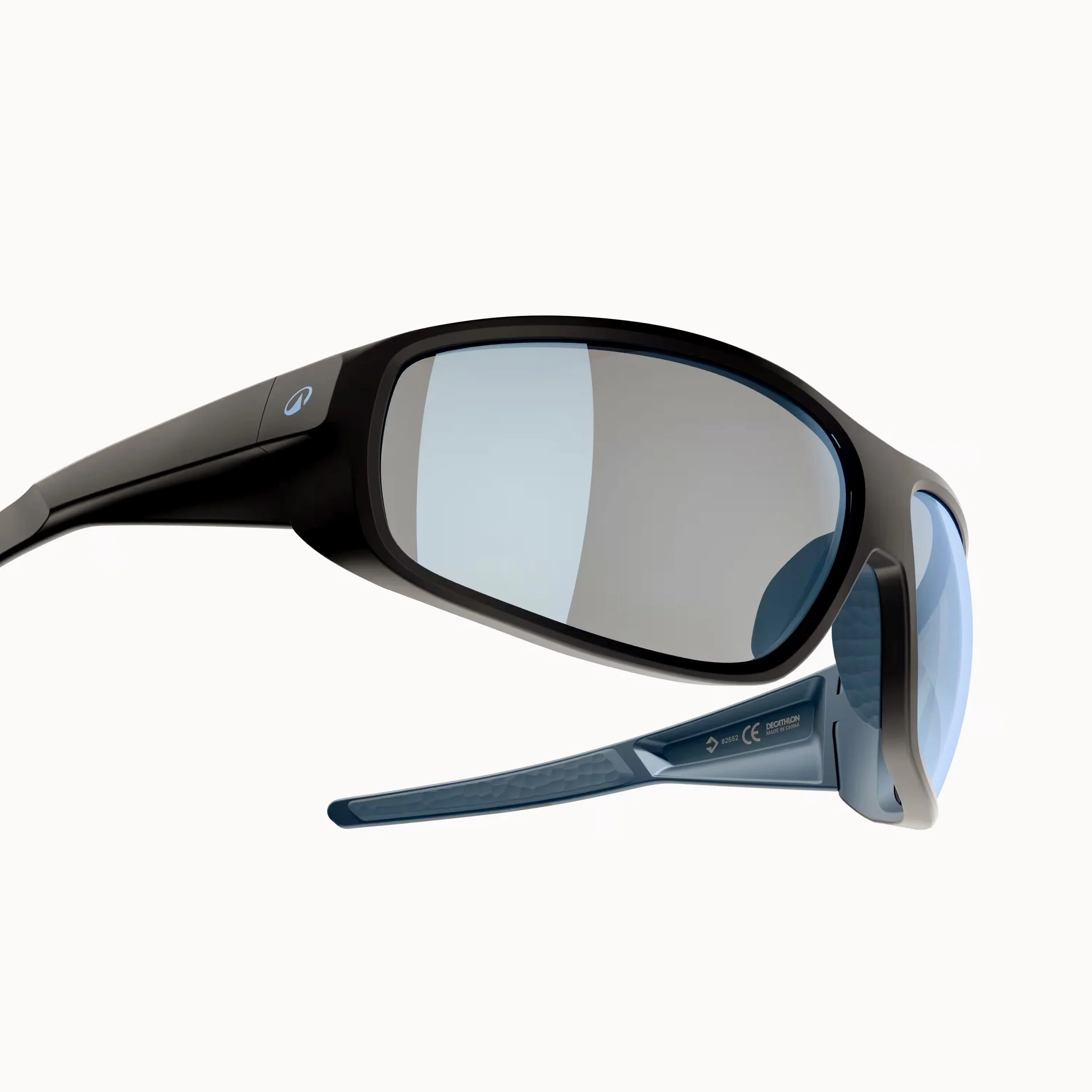 L image montre des lunettes de réalité virtuelle avec un design moderne et élégant, principalement de couleur noire avec des accents bleus.