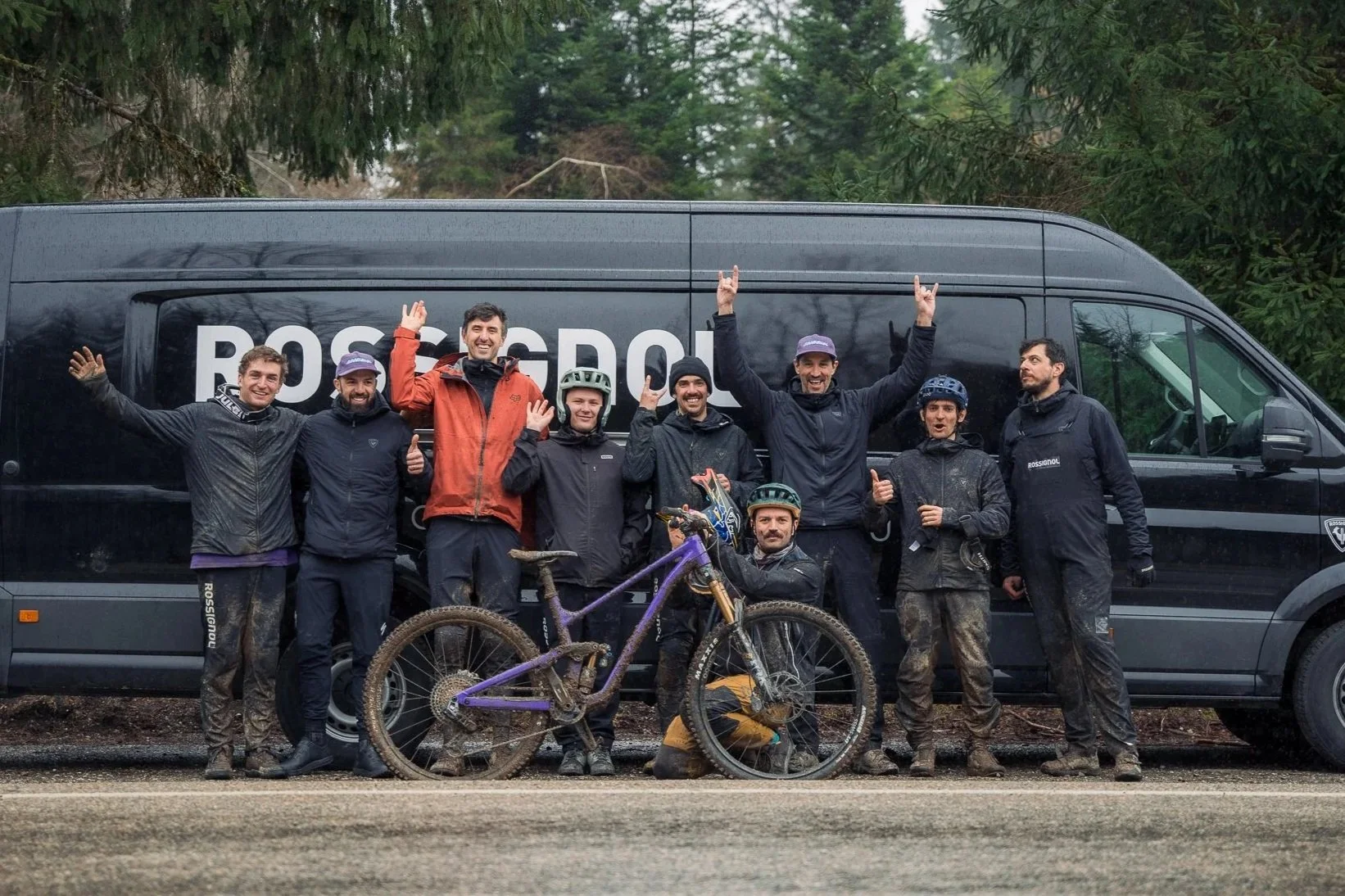 Les équipes de notre Bike Design Lab avec celle de ROSSIGNOL Cycles lors de la session test du vtt Heretic développé ensemble