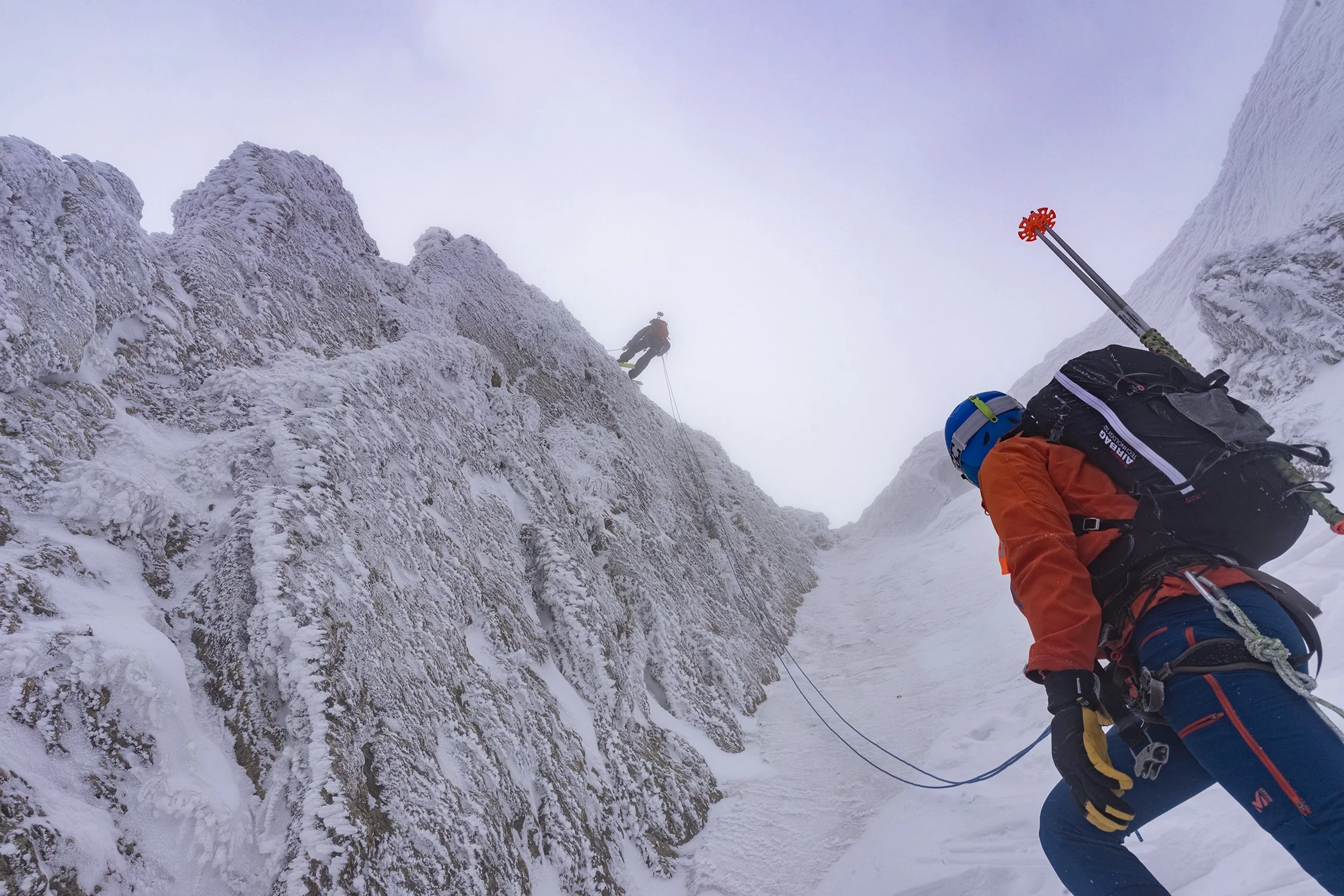 Session de descente en rappel et test de matériel de ski alpinisme avec l'équipe de Kairn Design Studio, dans le couloir de la Combe de l'If, en Chartreuse, au dessus de Grenoble.