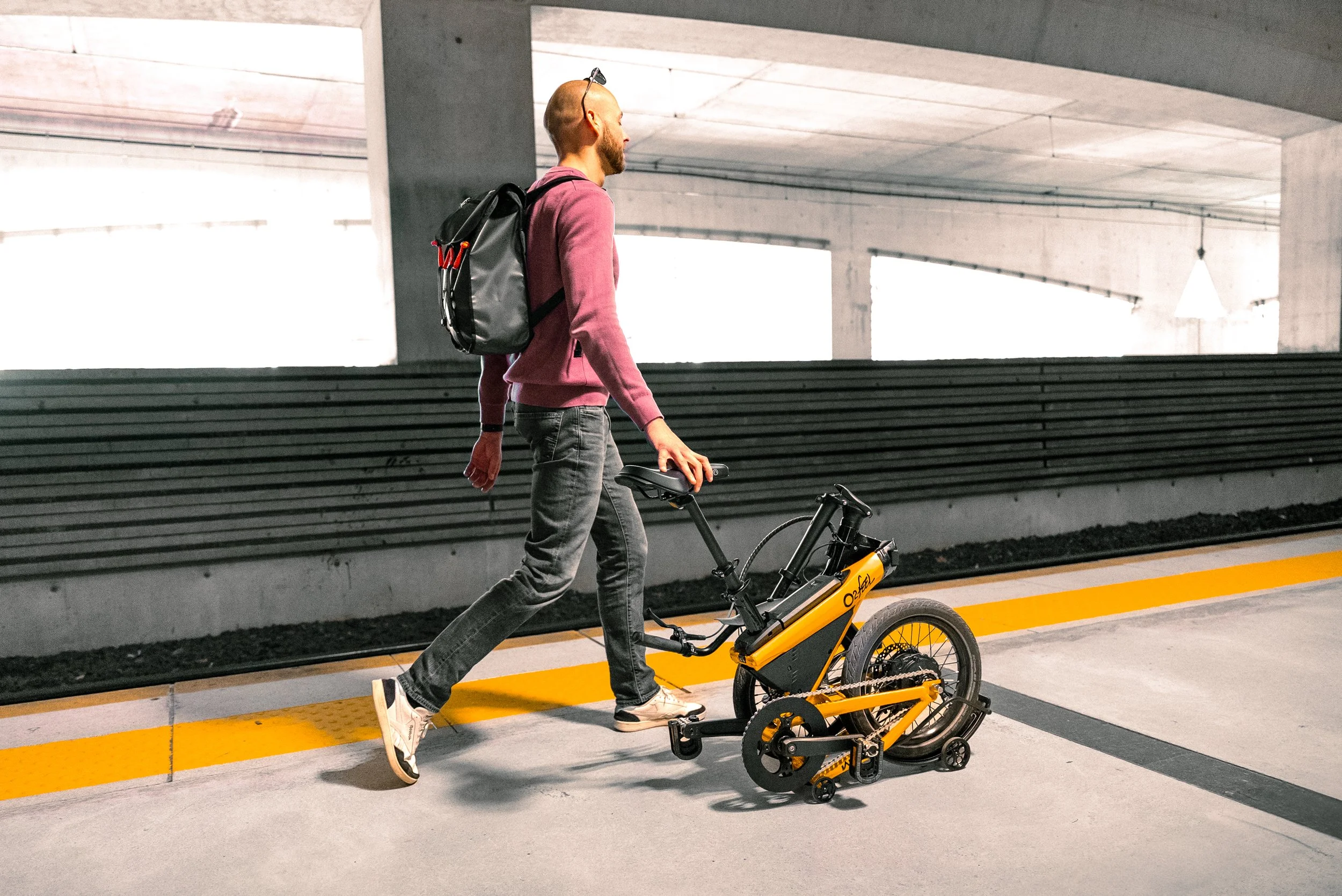 Utilisation du du vélo pliant 16' O2 Feel JIm en position pliée, pratique dans le métro.