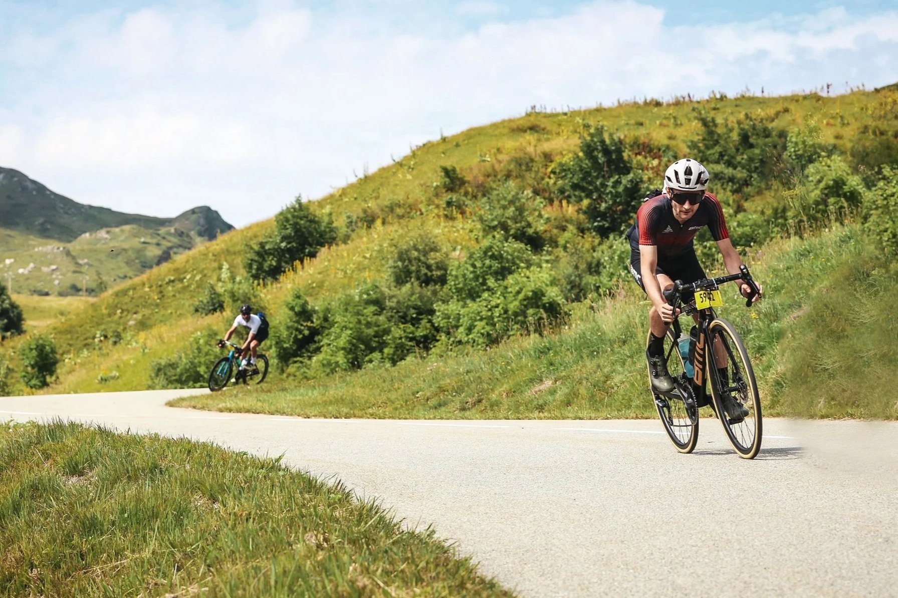 Participation de l'équipe de designers de Kairn Design Studio à l'étape du Tour De France, l'occasion pour tester du matériel dessiné par l'agence, tel que casques, chaussures et lunettes de cyclisme.