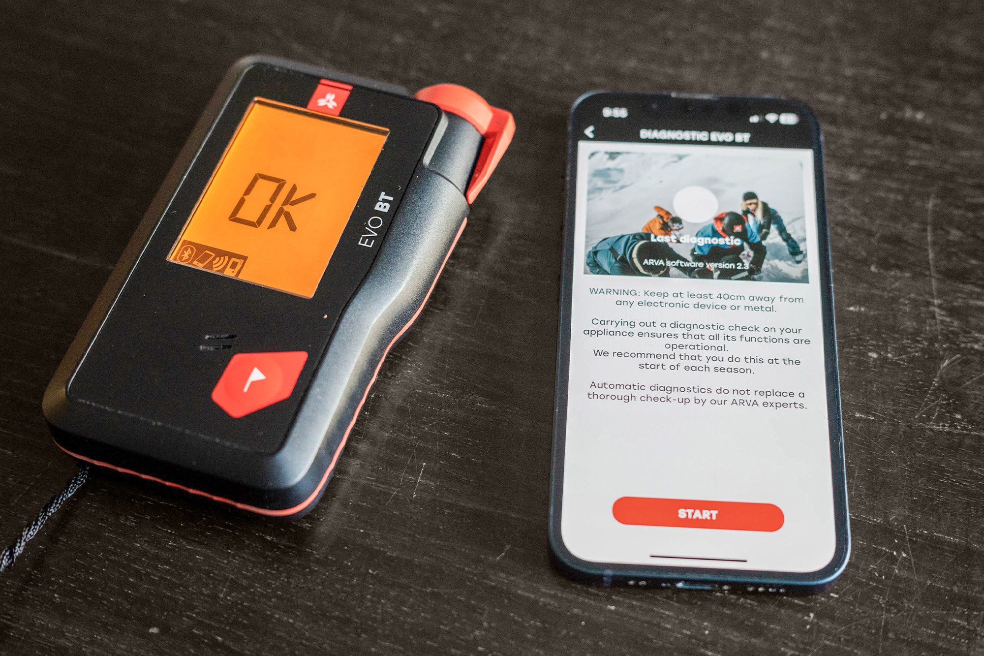 Photo du dernier DVA Arva Evot BT avec l'appairage Bluetooth permettant une fonctionnalité accrue avec l'application smartphone dédiée.