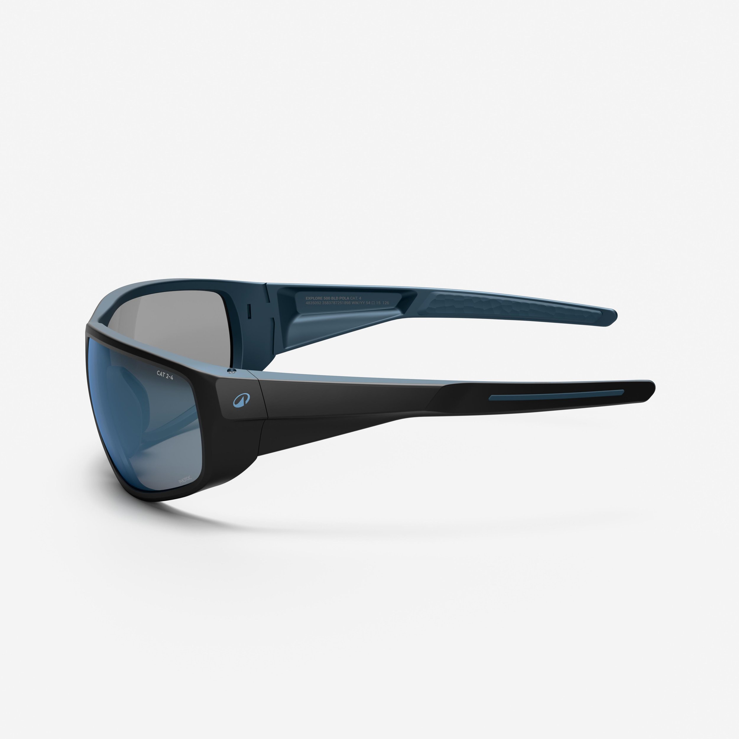 Une paire de lunettes de plongée de couleur noire et bleue avec des lentilles gris foncé est affichée contre un fond blanc.