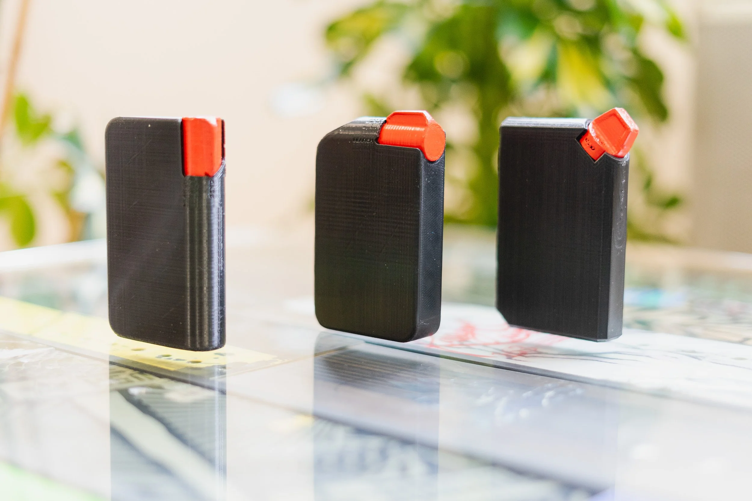 Photos de différents prototypes imprimés en 3D permettant de valider l'érgonomie d'un nouveau DVA Arva.