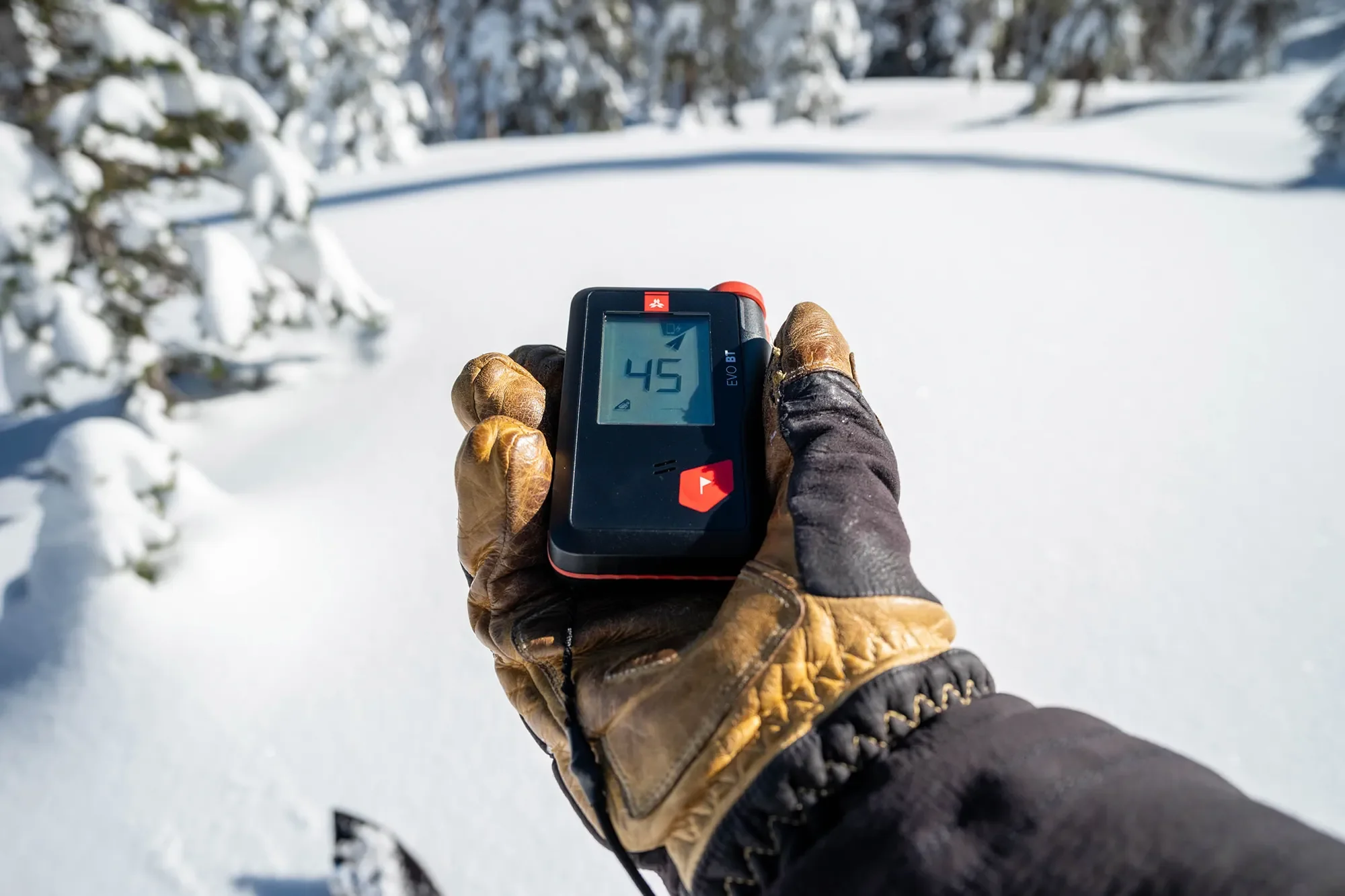 Photo d'usage du dernier DVA Arva Evot BT avec une prise en main ergonomique et facile avec des gants.