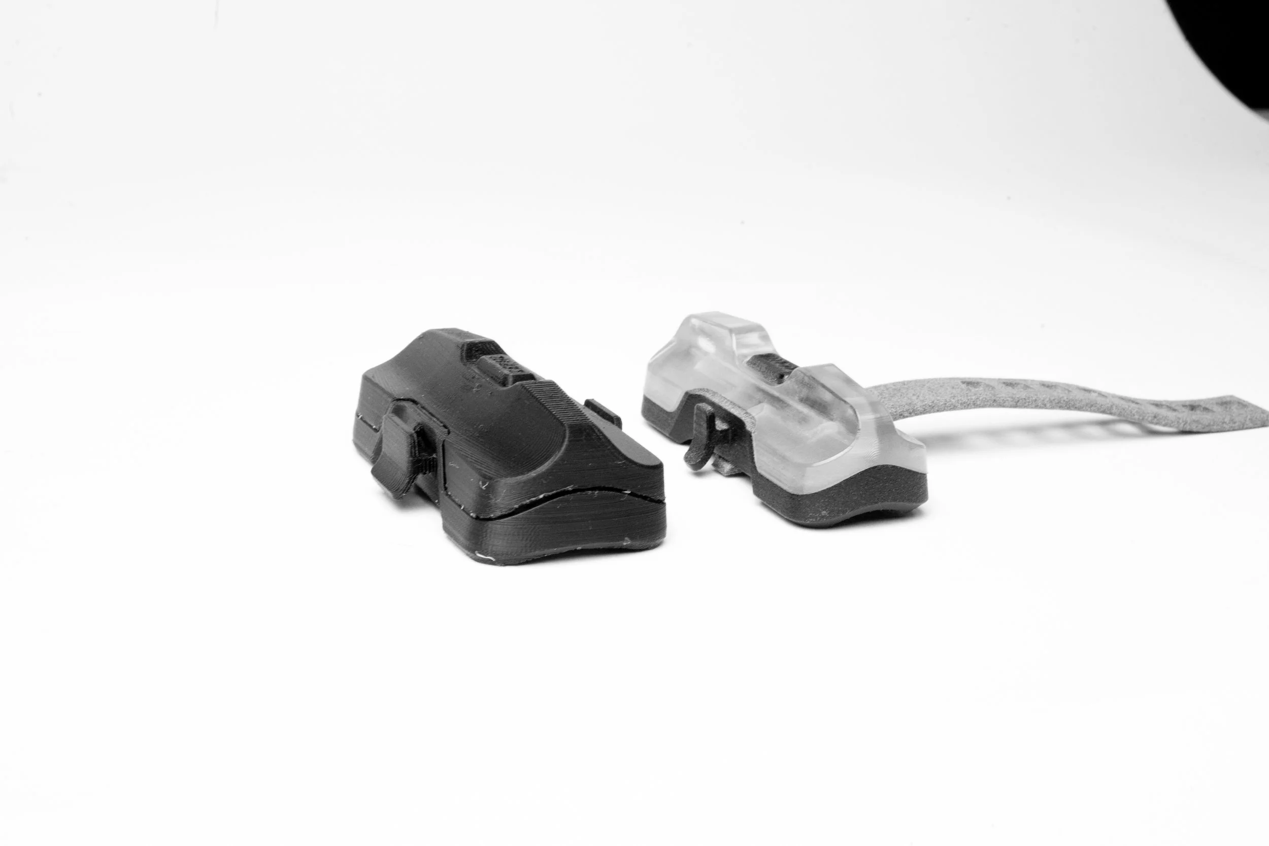 Photo de 2 prototypes de lampe arrière Zefal Supervision R150, en impression 3D.