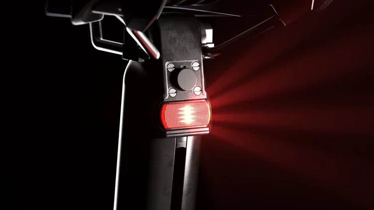 Vélo éléctrique pliant EOVOLT Morning, détail de la lumière arrière