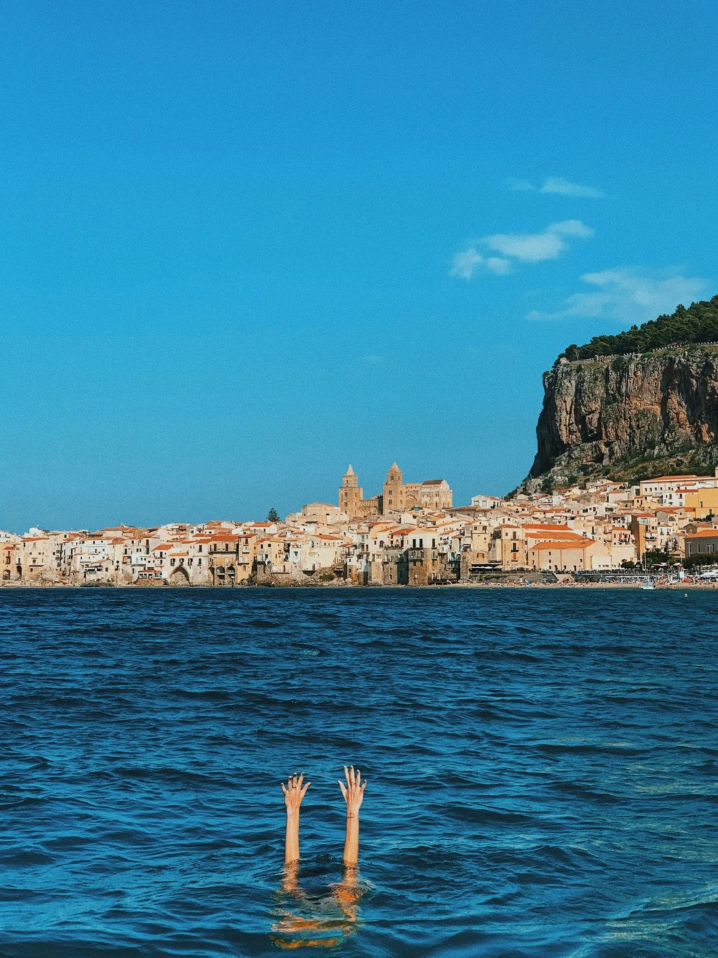 If you&rsquo;re considering Italy but want something a bit less obvious, consider 𝐒𝐢𝐜𝐢𝐥𝐲.

Here&rsquo;s why I come back to it often when planning trips:

🏖️ You get coast + culture in one trip

☀️ It feels more relaxed than the Amalfi Coast

?