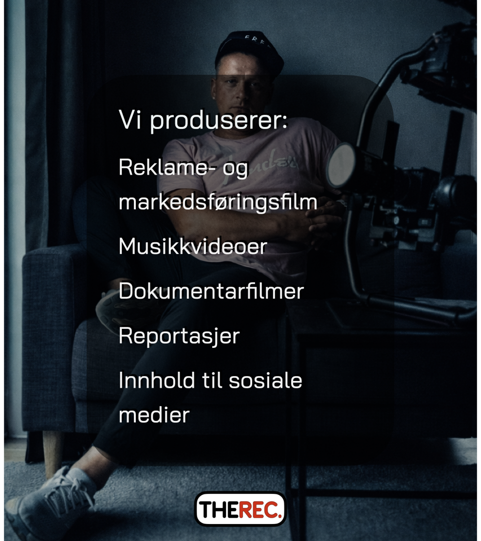 Videograf i studio med oversikt over videoproduksjonstjenester.