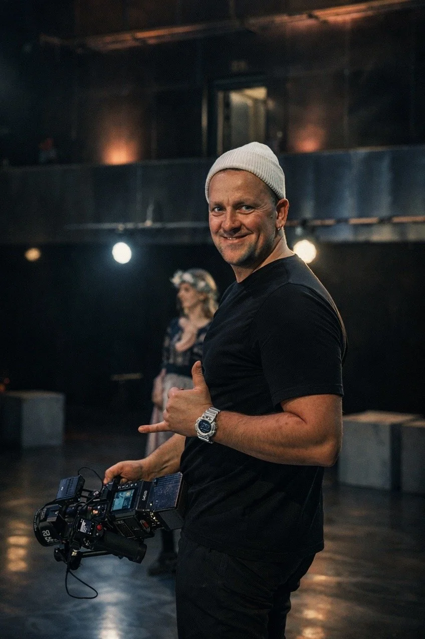 Profesjonell videograf med filmkamera på et filmsett, videoproduksjon i Norge.