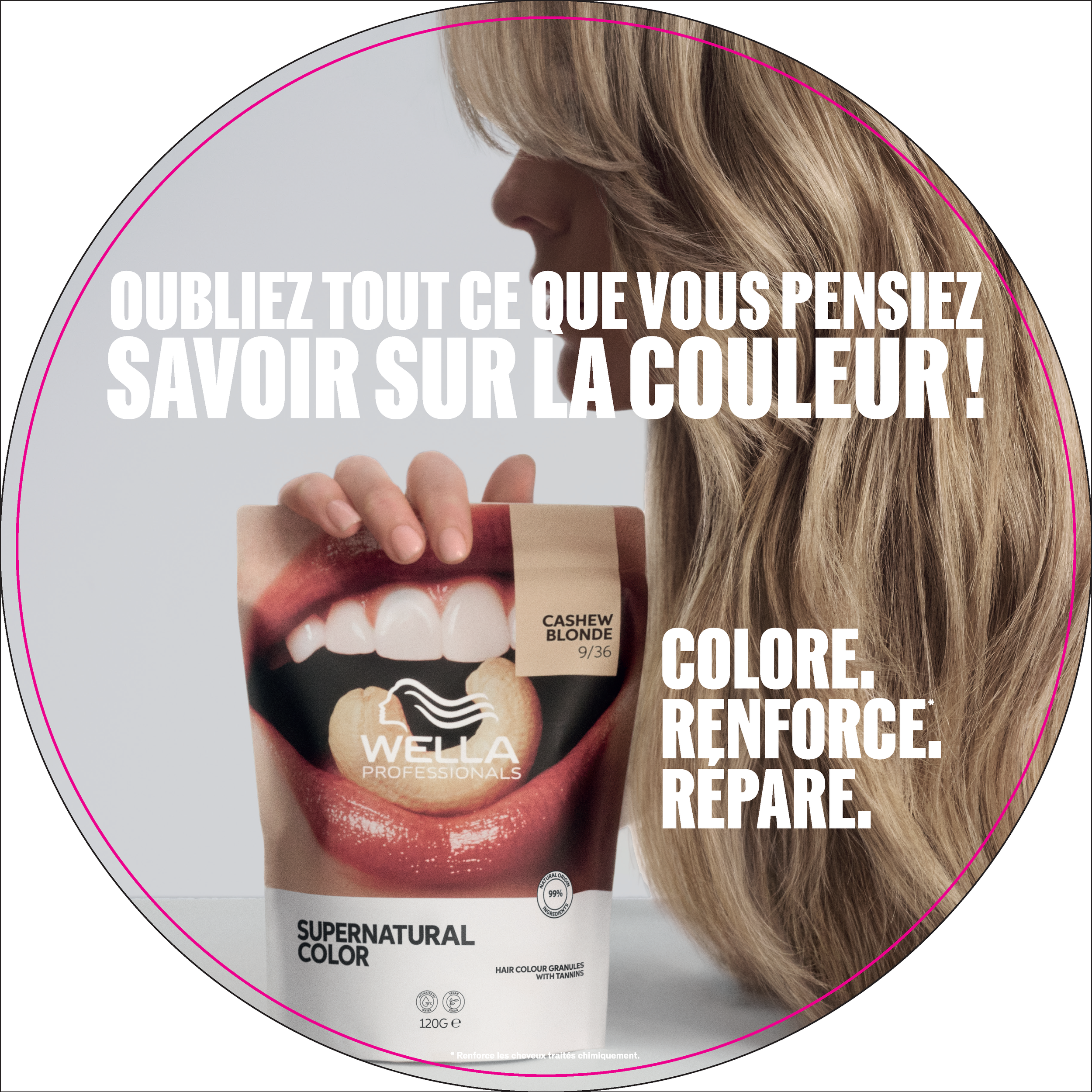 Une femme avec de longs cheveux blonds tient un emballage de peinture capillaire avec une image d'une bouche souriante, mettant en évidence des cheveux blonds. Le texte en français dit : 'Oubliez tout ce que vous pensiez savoir sur la couleur ! Couleur. Renforce. Répare.'