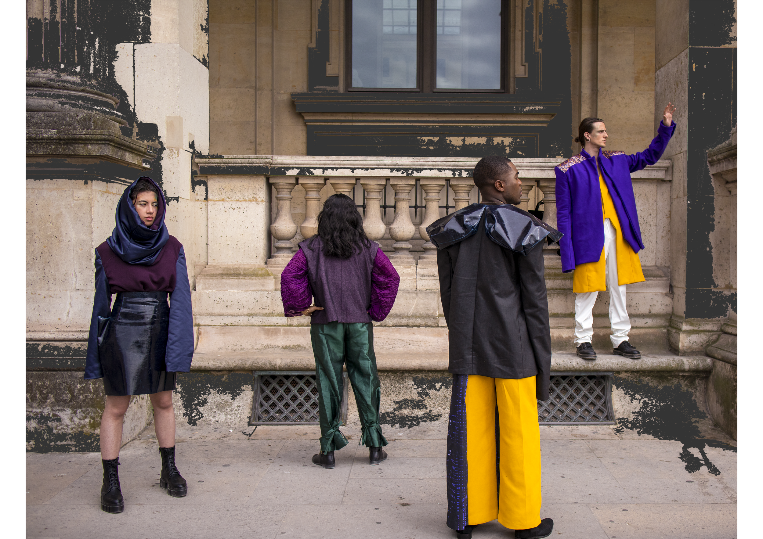 Quatre personnes debout devant un bâtiment en pierre, vêtues de vêtements colorés et modernes. La première personne à gauche porte une jupe en vinyle noir, un haut violet et une écharpe en satin bleu foncé. La deuxième personne porte un manteau violet avec des manches en laine vert foncé, et des pantalons en satin vert. La troisième personne porte un manteau noir avec des épaules en plastique noir brillant, un pantalon jaune vif avec un motif en rouge et violet. La quatrième personne, en haut de l'escalier, porte un manteau violet avec des détails en or, un haut jaune, un pantalon blanc et des chaussures noires. Elle semble faire un geste avec la main levée.