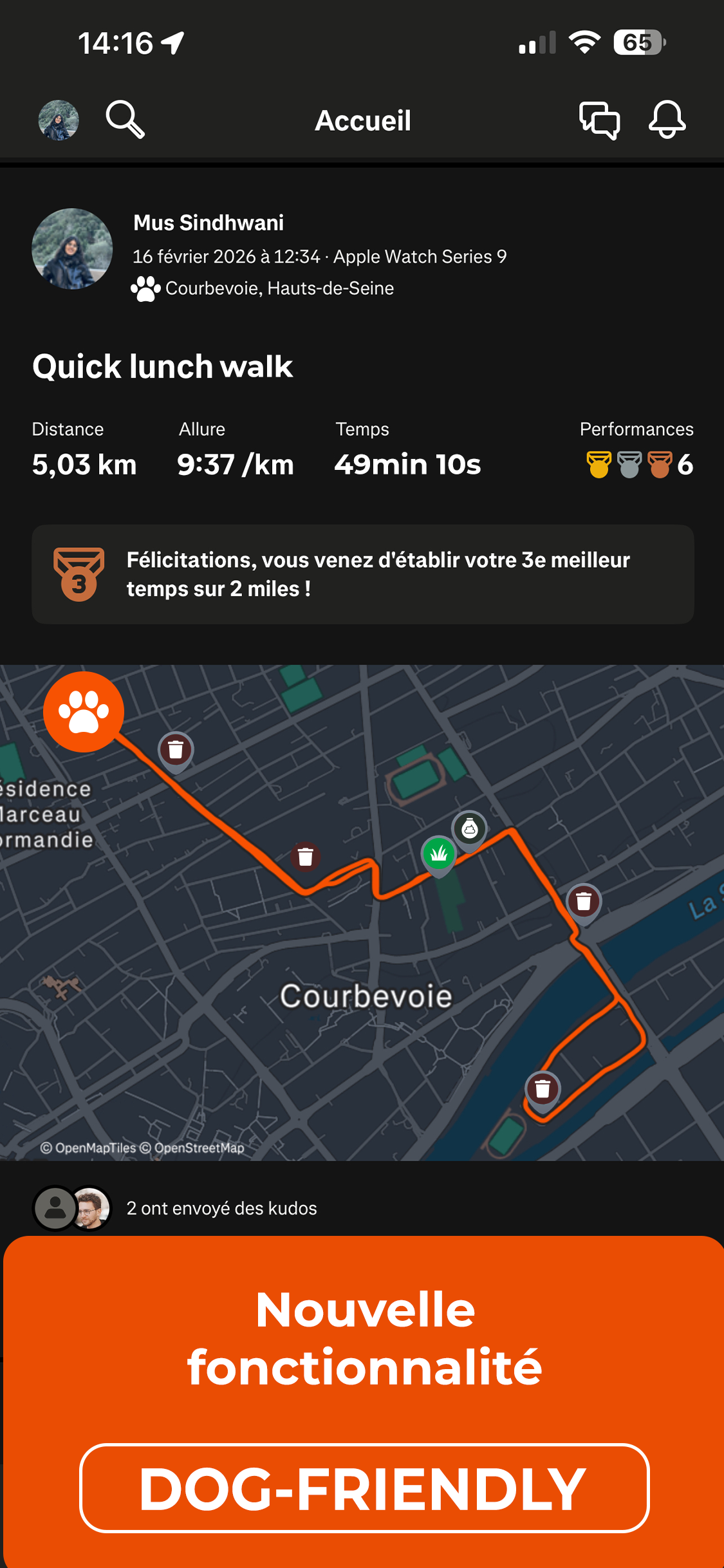 Capture d'écran d'une application de suivi de marche, montrant une carte avec le trajet effectué, les stats de marche, et une notification annonçant une nouvelle fonctionnalité dog-friendly.