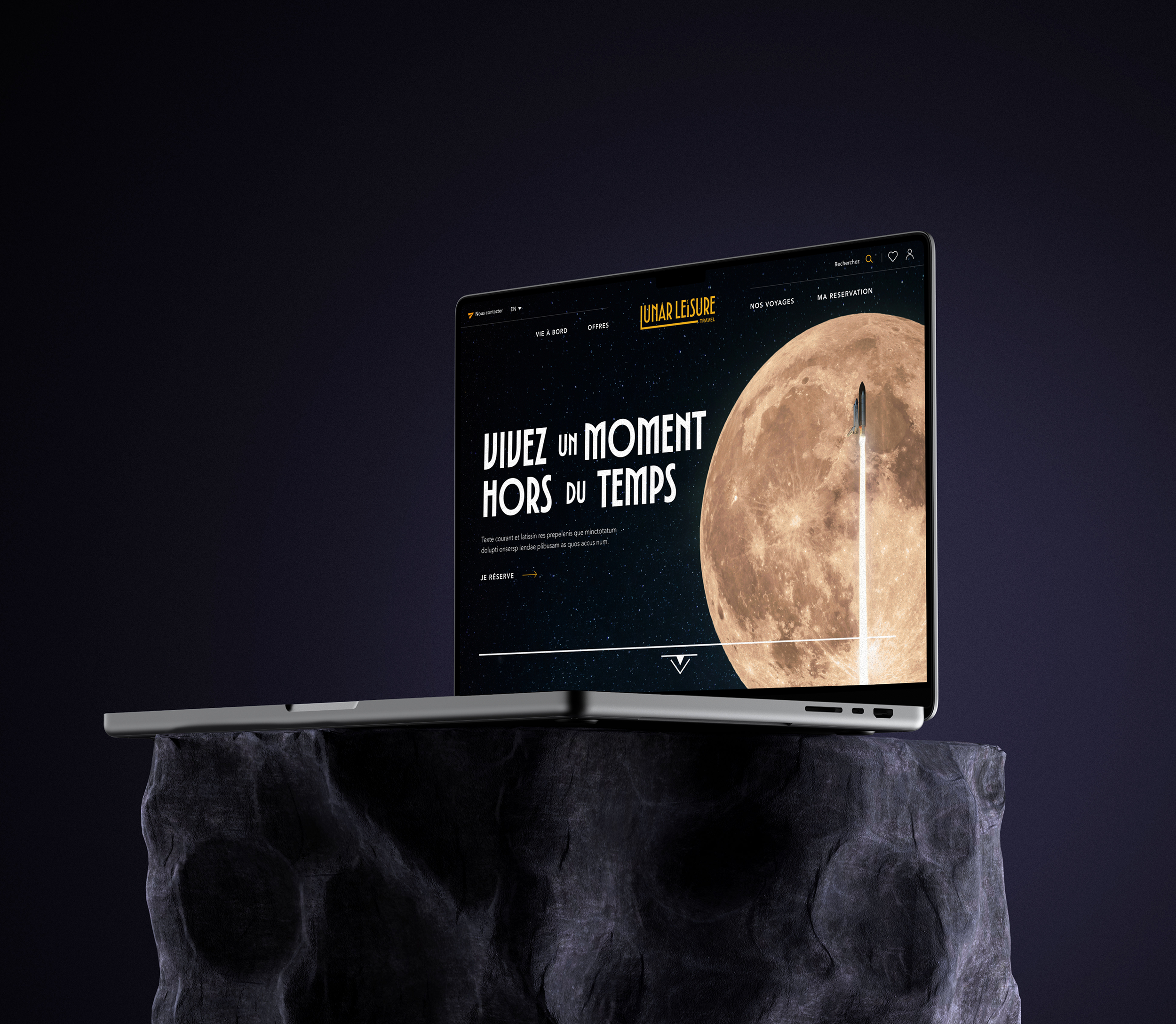 Un ordinateur portable affichant une page web avec une image d'une grande lune, et un fusée en train de décoller, avec le texte "Vivez un moment hors du temps".