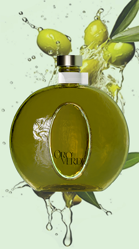Parfum en bouteille verte avec olive et feuilles, éclaboussures d'huile d'olive en arrière-plan.