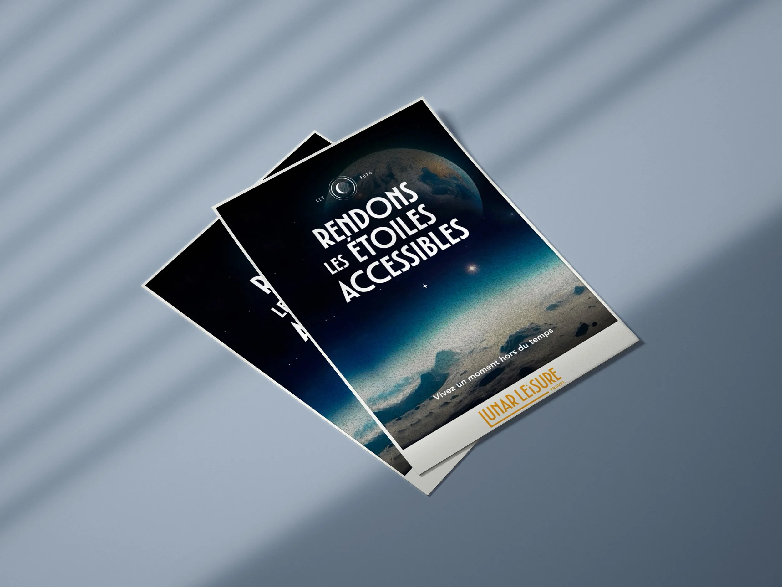 Affiche promotionnelle avec une image de la Terre vue de l'espace, avec le texte 'RENDONS LES ÉTOILES ACCESSIBLES' et une base lunaire. Slogan en bas : 'Vivez un moment hors du temps'. Marque 'UNAR L'ÉSURE' en orange.