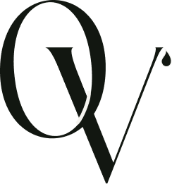 Logo Typography avec lettre Q stylisée, fond noir