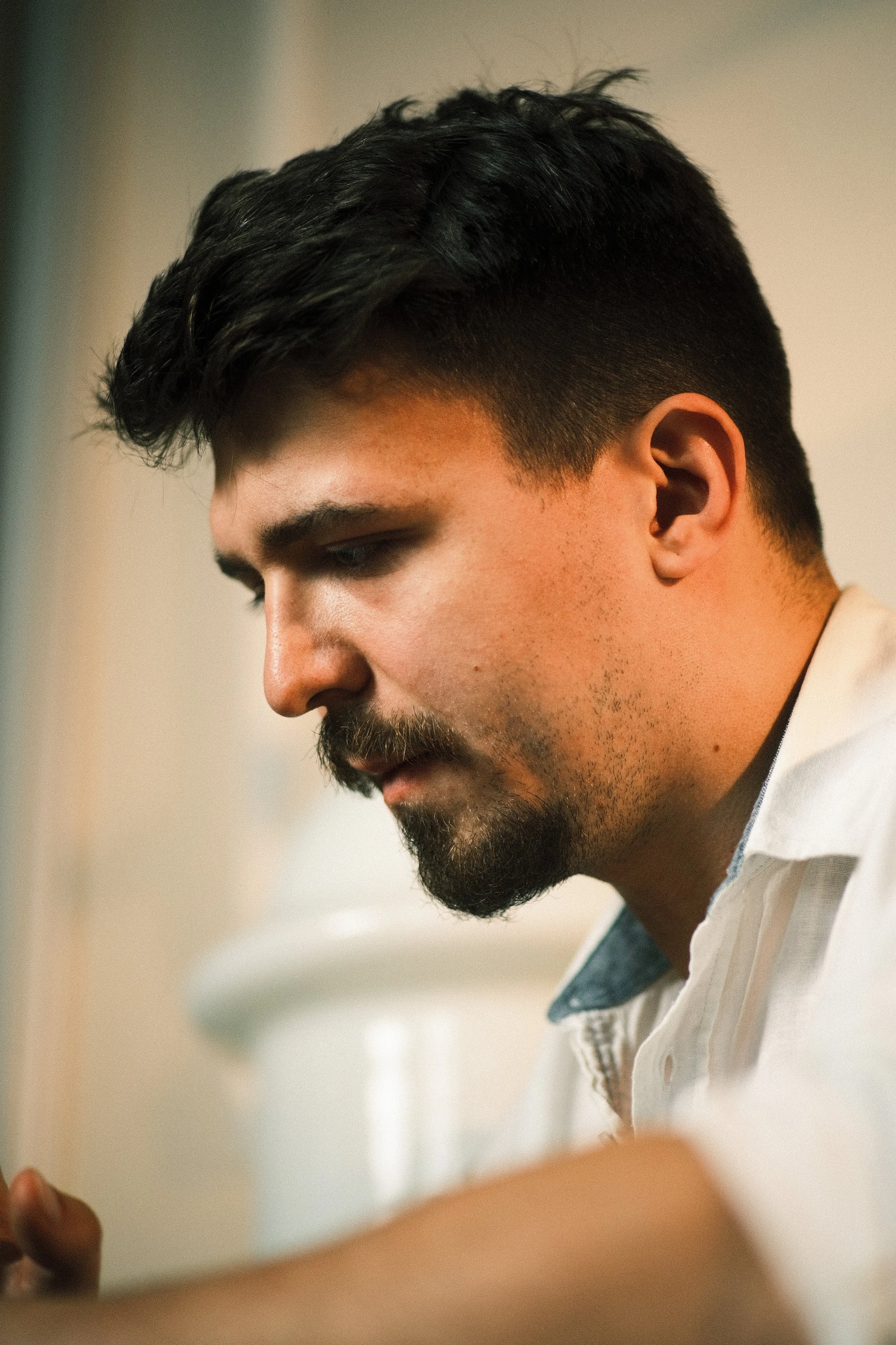 Masér soustředící se na masáž