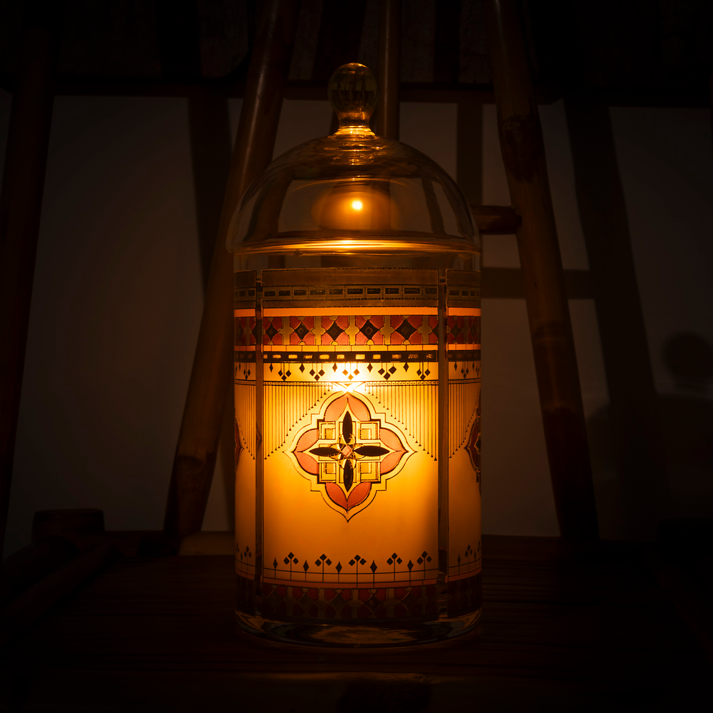 Vista desde arriba de dos personas con zapatos diferentes, uno con zapatos plateados y la otra con zapatos azules, en un piso de baldosas con sombra de árbol y las palabras 'PASSION LED US HERE' en el suelo.