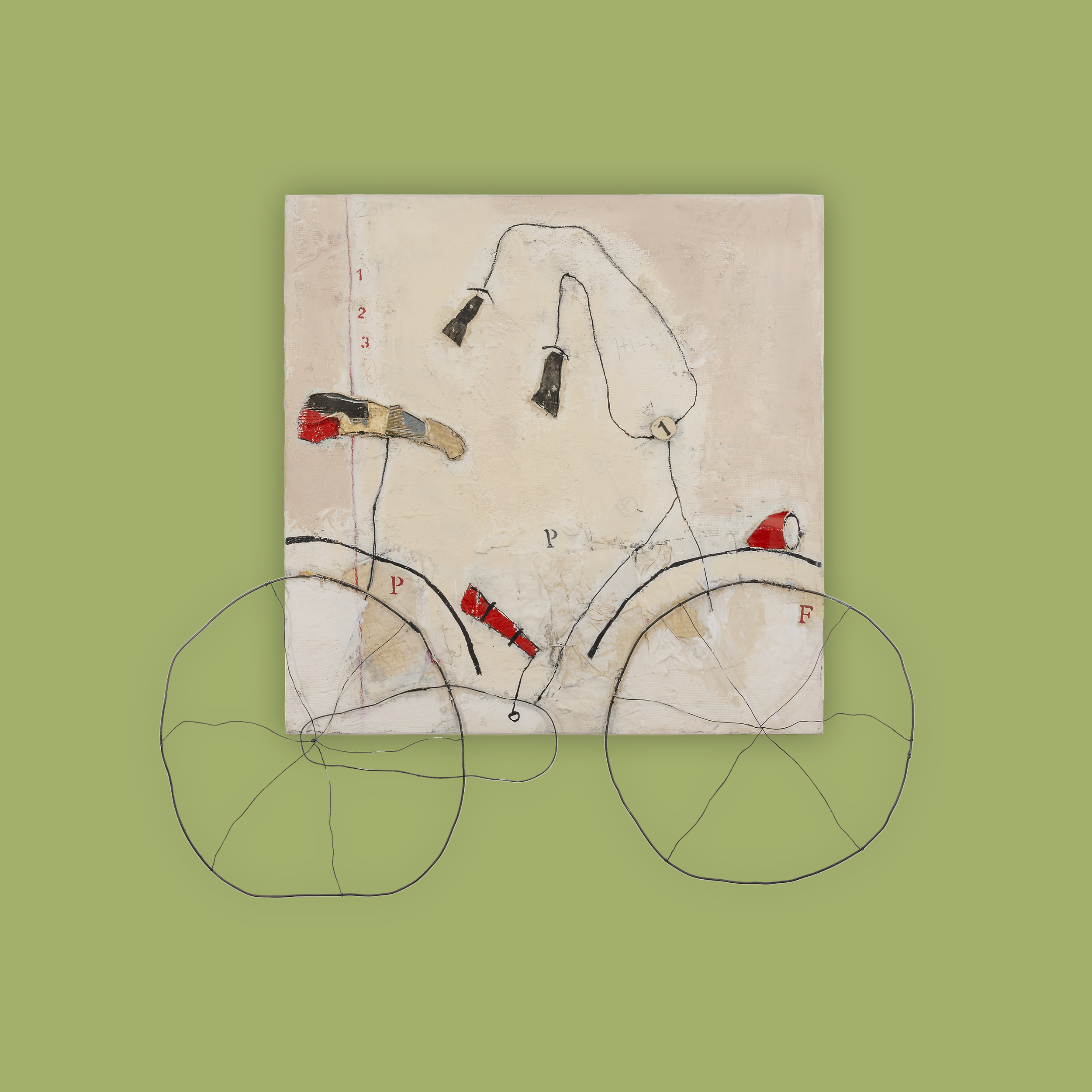 Una puerta de vidrio opaco con reflejo de una oficina o sala de reuniones con sillas y una persona en el reflejo.